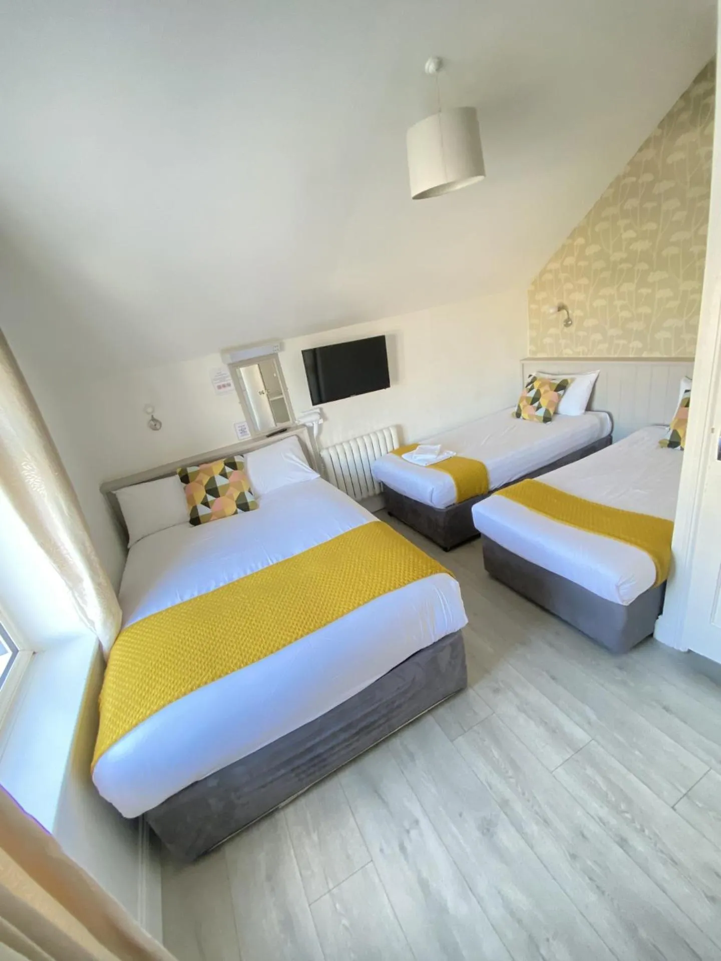 Photo of the whole room, Bed in The Town House Hotel