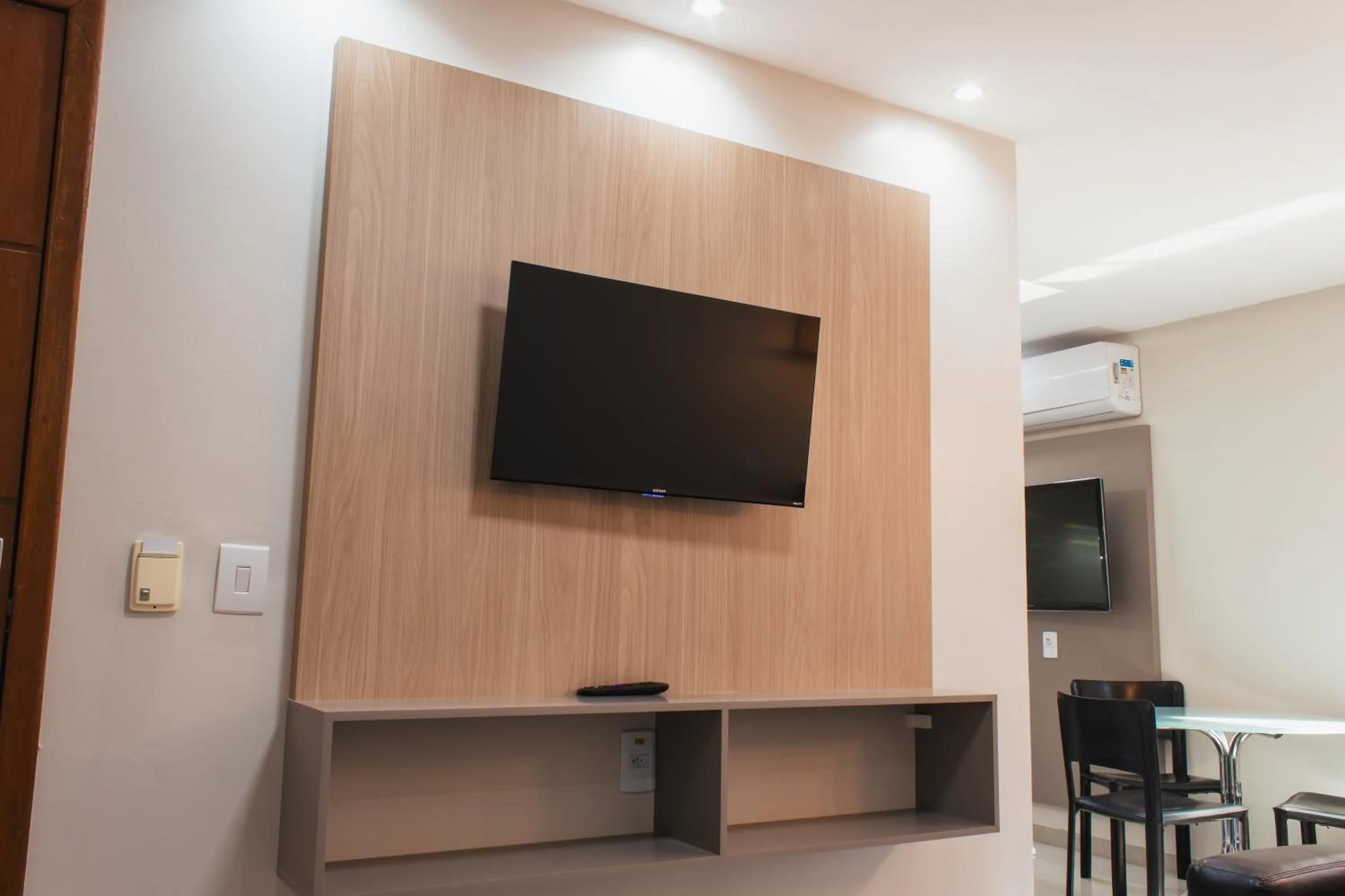 Communal lounge/ TV room in Atrium Confort Hotels