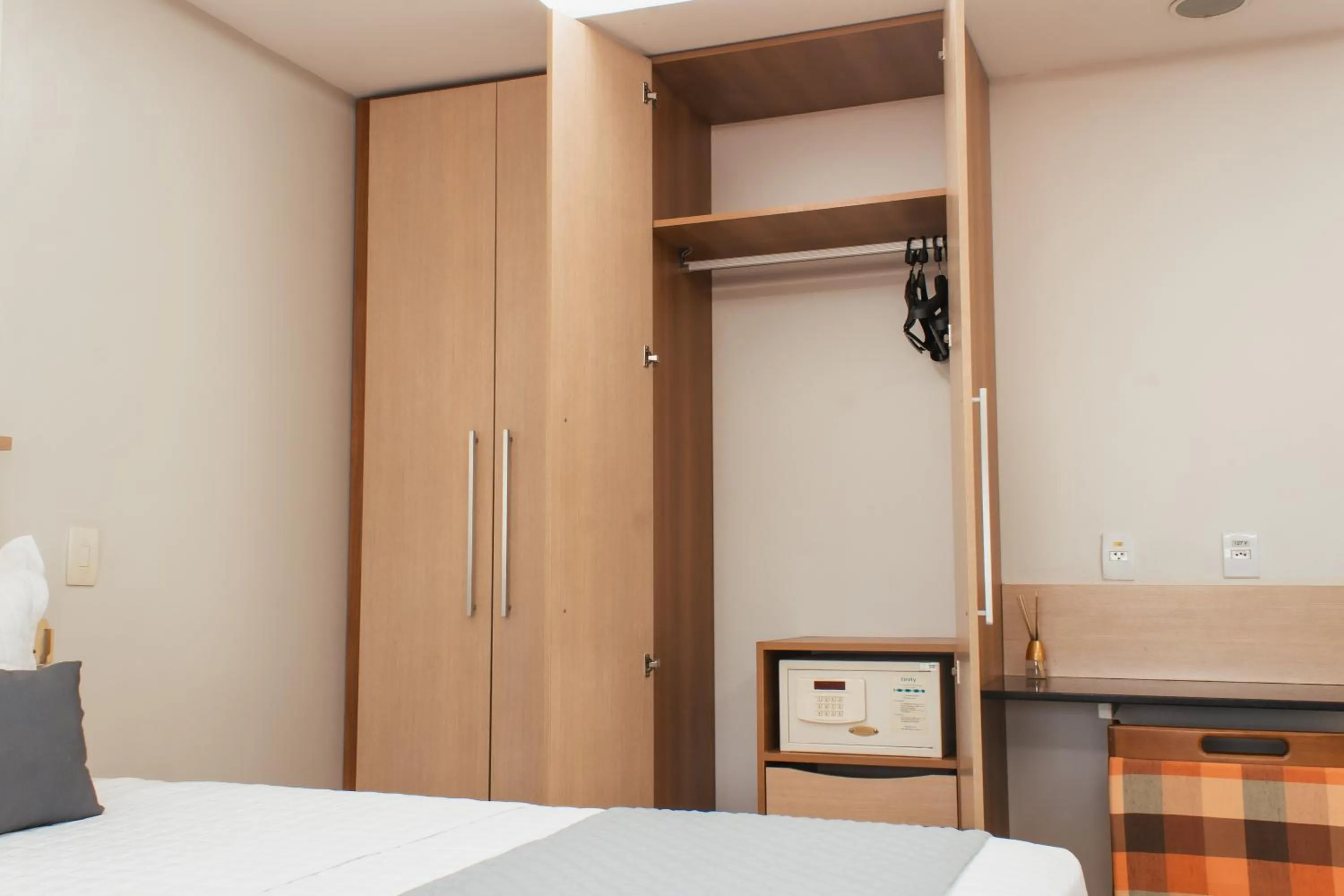 Bedroom, Bed in Atrium Confort Hotels