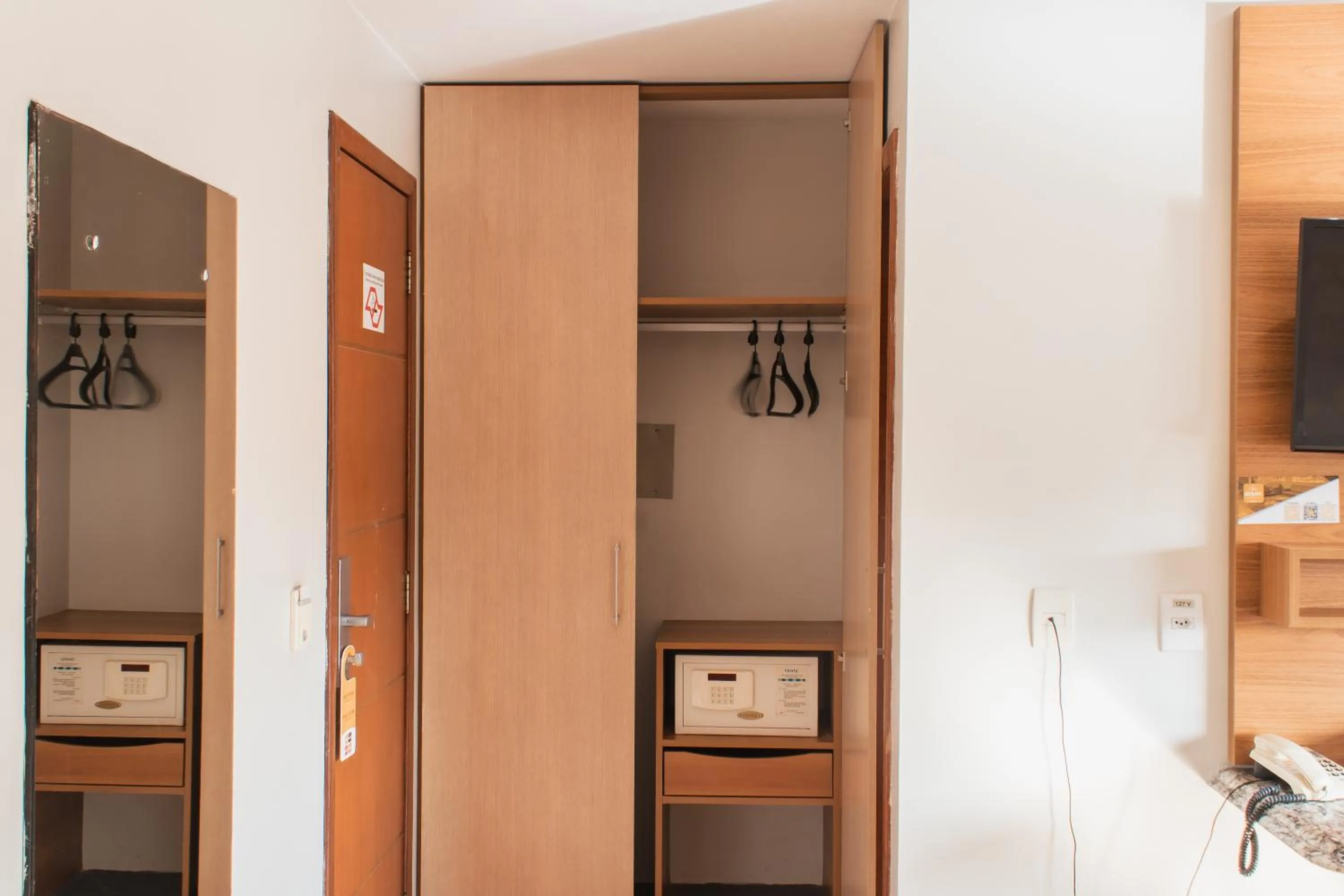 wardrobe in Atrium Confort Hotels