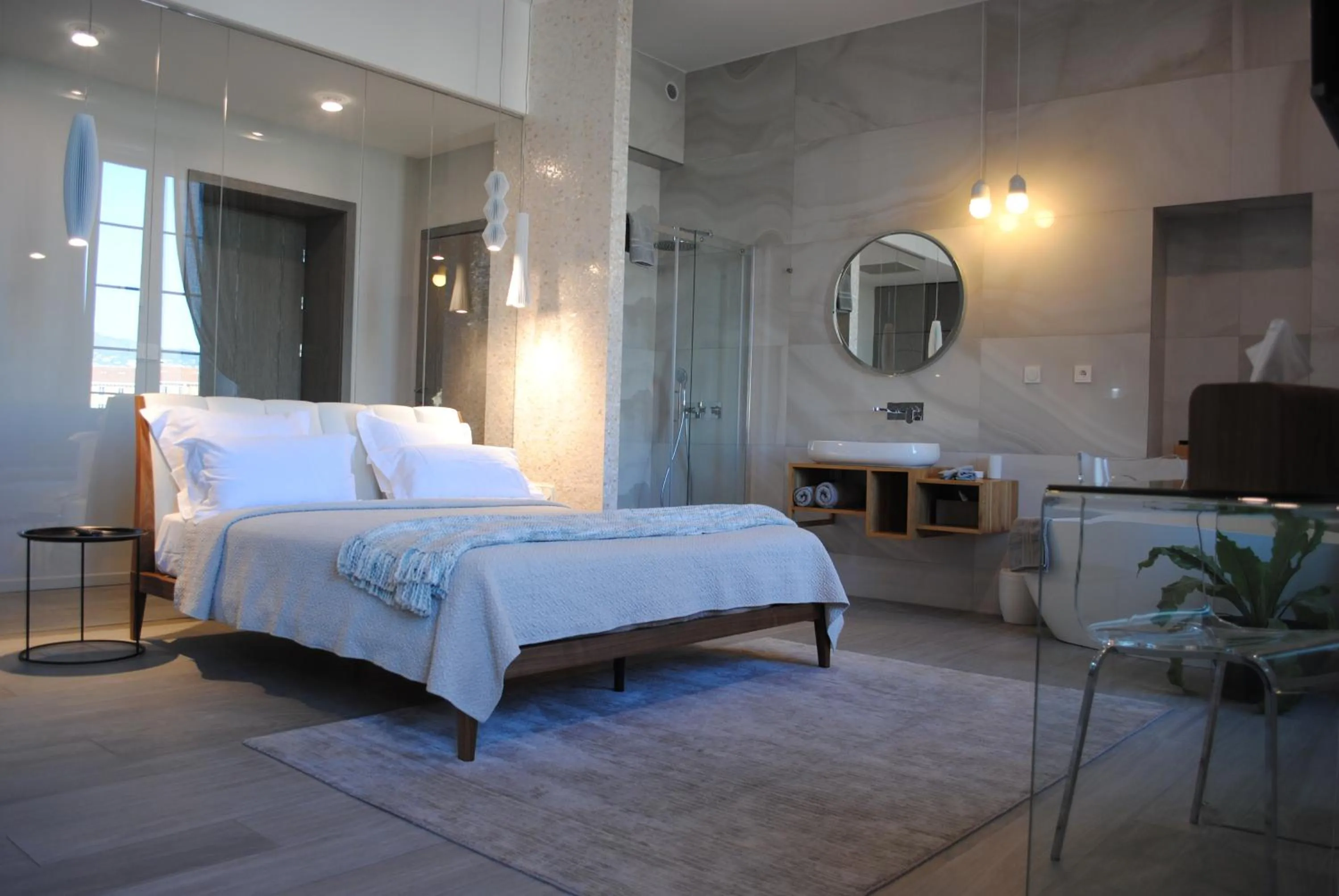 Bathroom, Bed in Les Suites Massena
