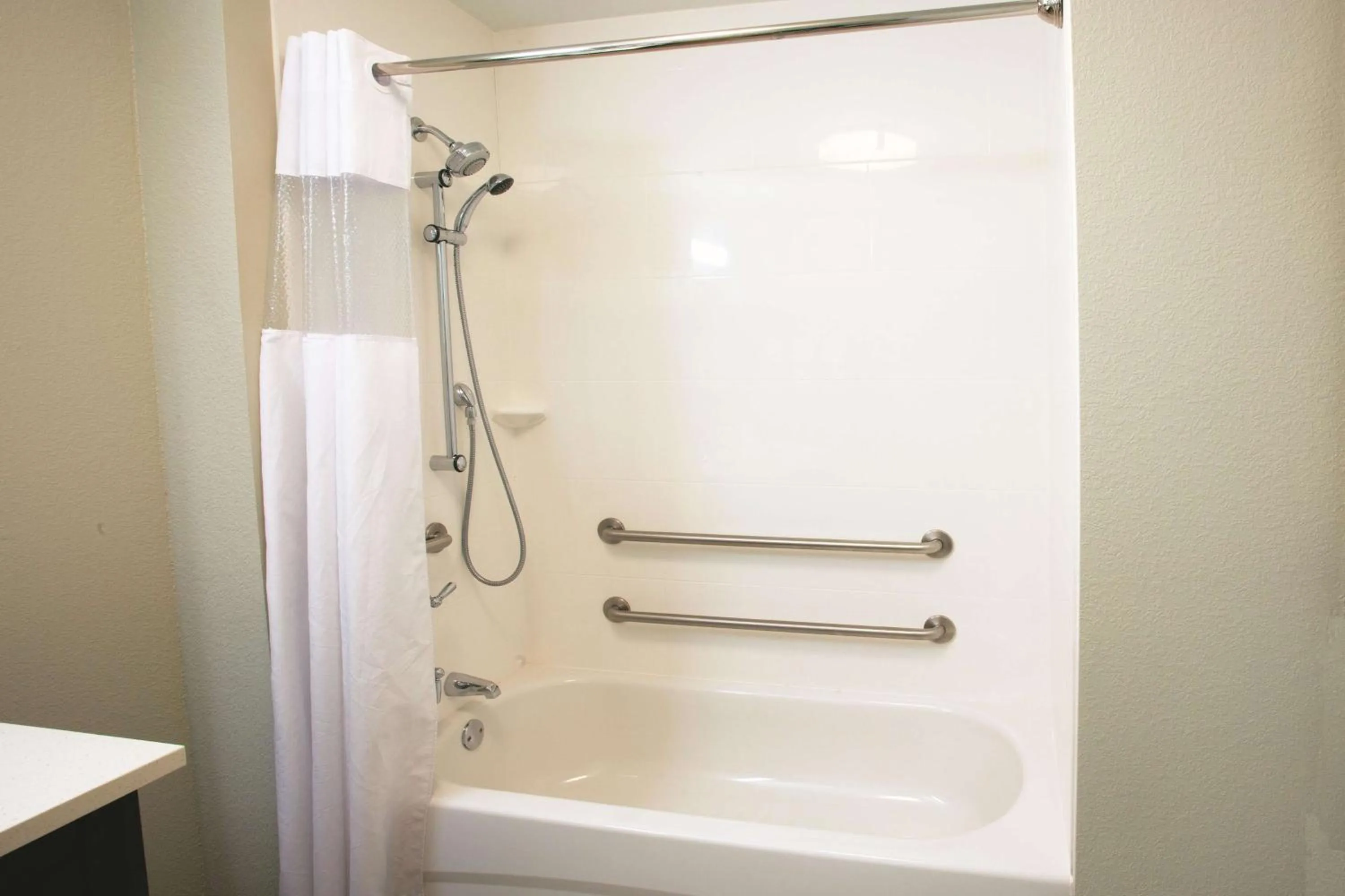 Photo of the whole room in La Quinta by Wyndham Duluth