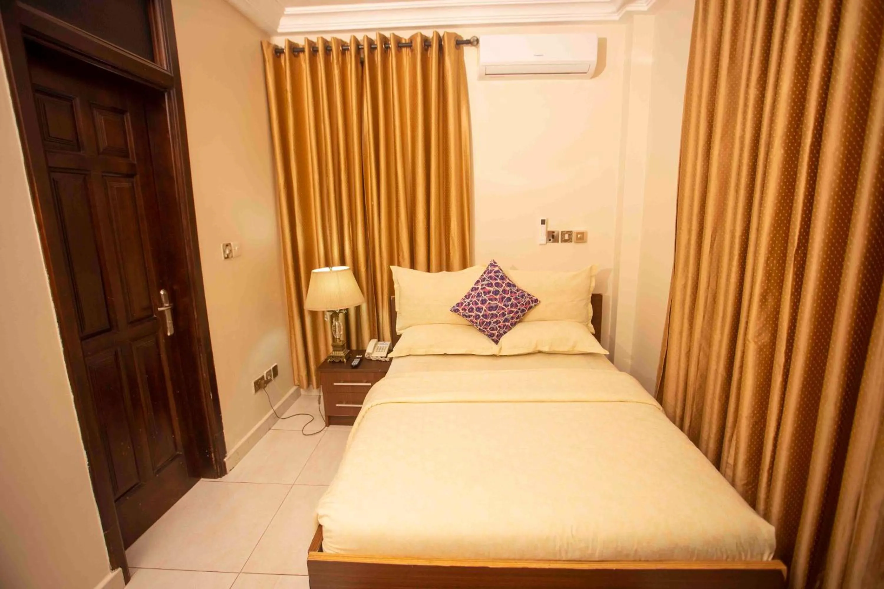 Bedroom, Bed in Parkview Hotel