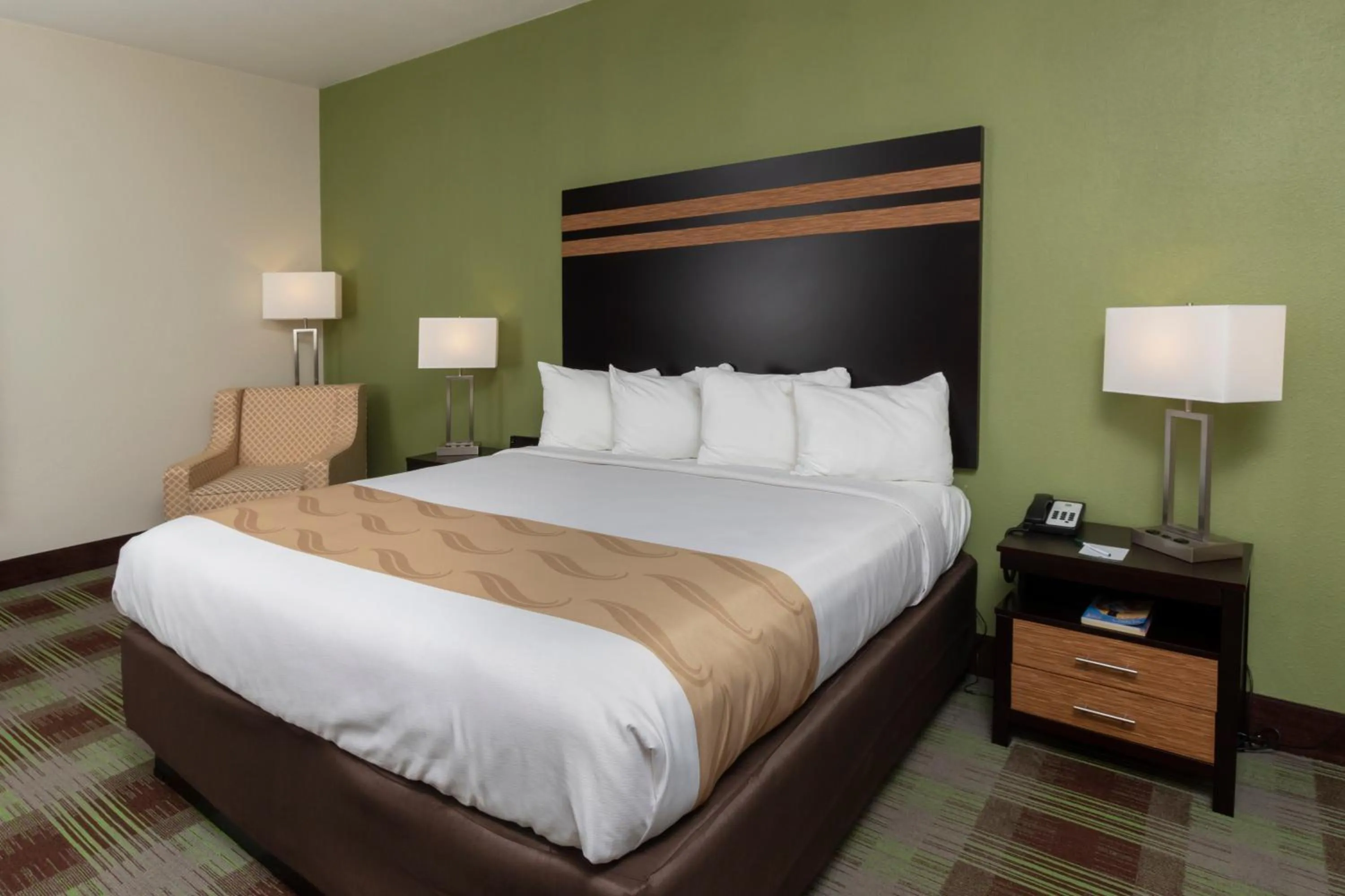 Bed in Quality Inn & Suites Mount Vernon