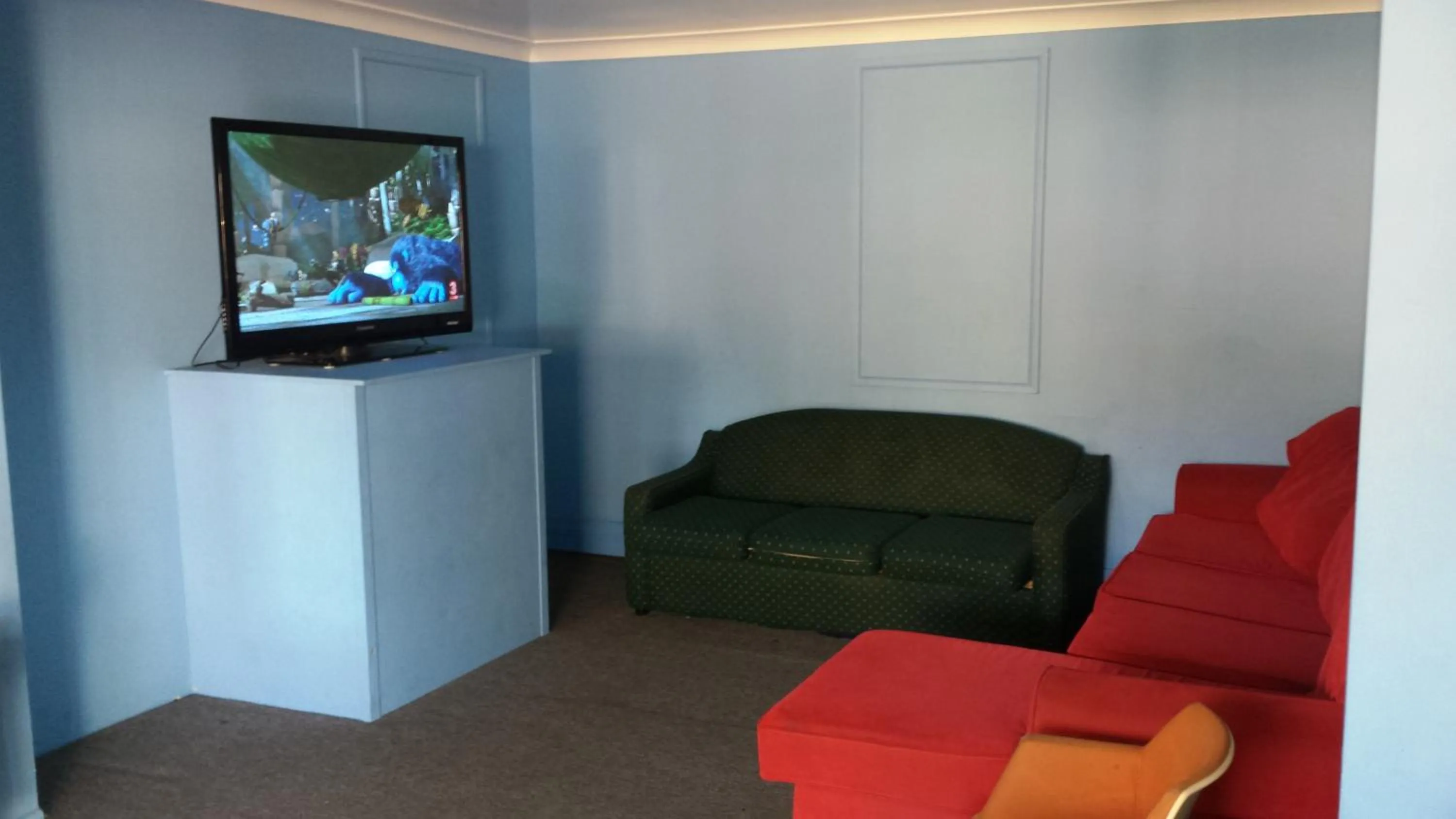 Communal lounge/ TV room in Smugglers Cove Holiday Village