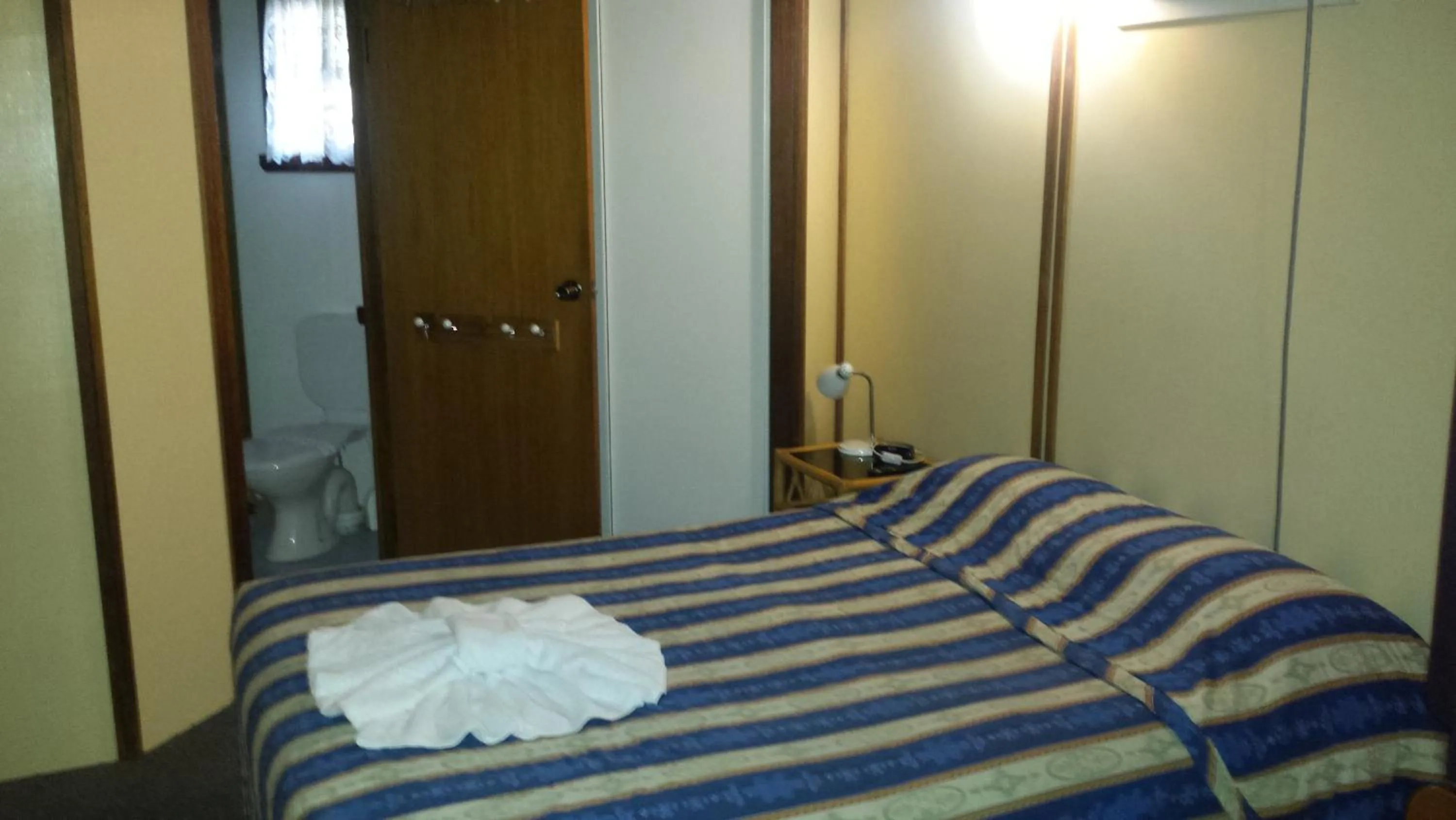 Bedroom, Bed in Smugglers Cove Holiday Village