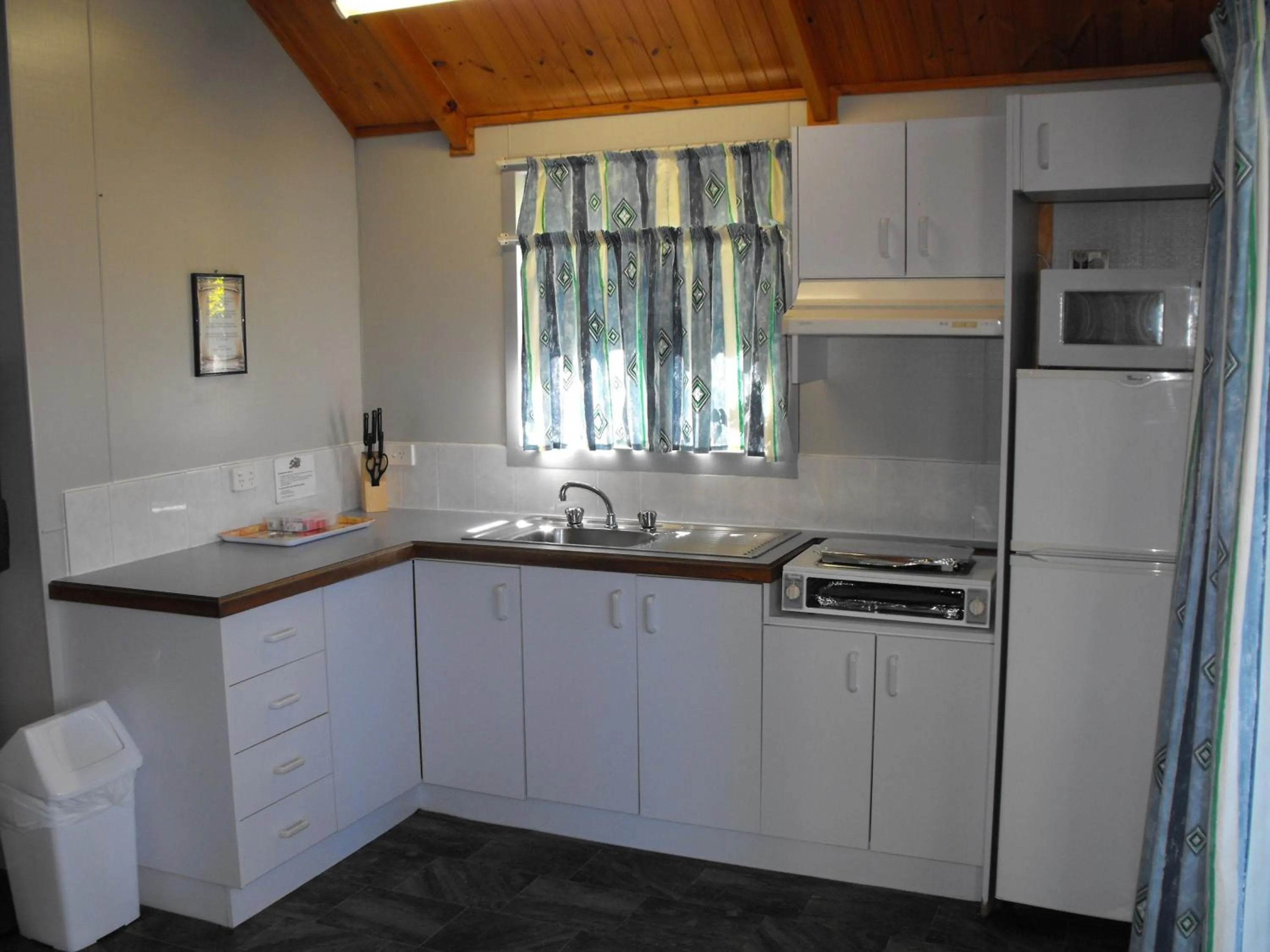 Kitchen or kitchenette in Smugglers Cove Holiday Village