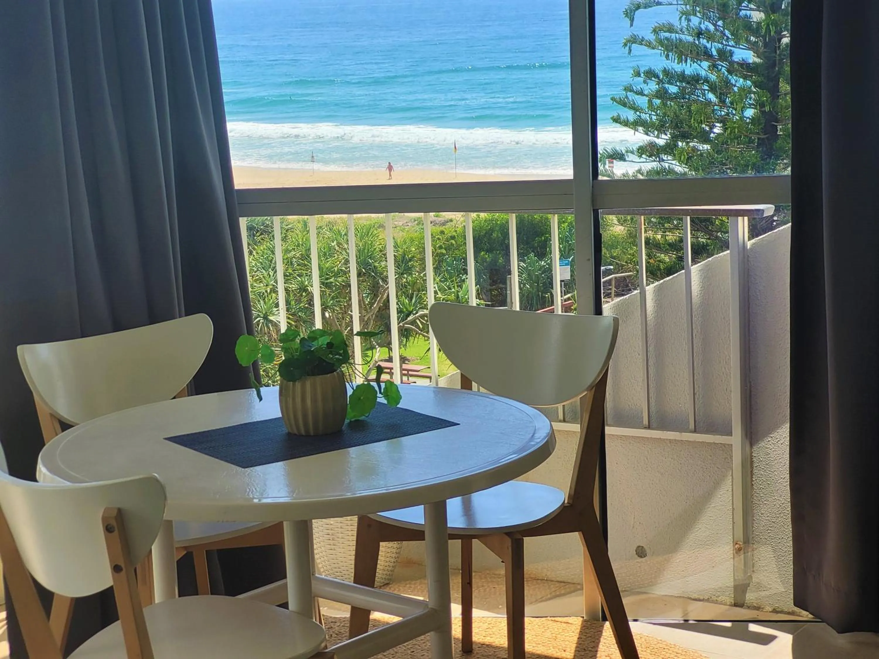 Dining area in Surfers Chalet