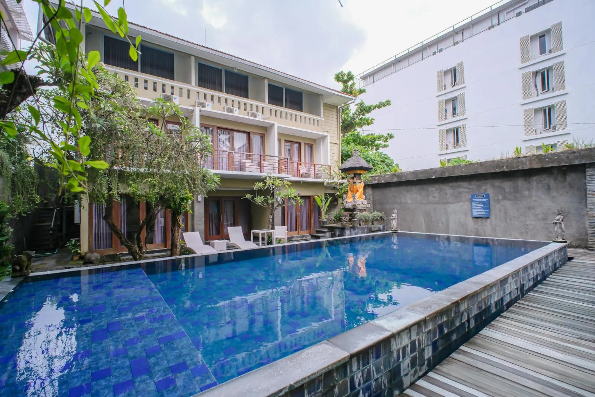 Swimming pool in Kamini Legian Hotel