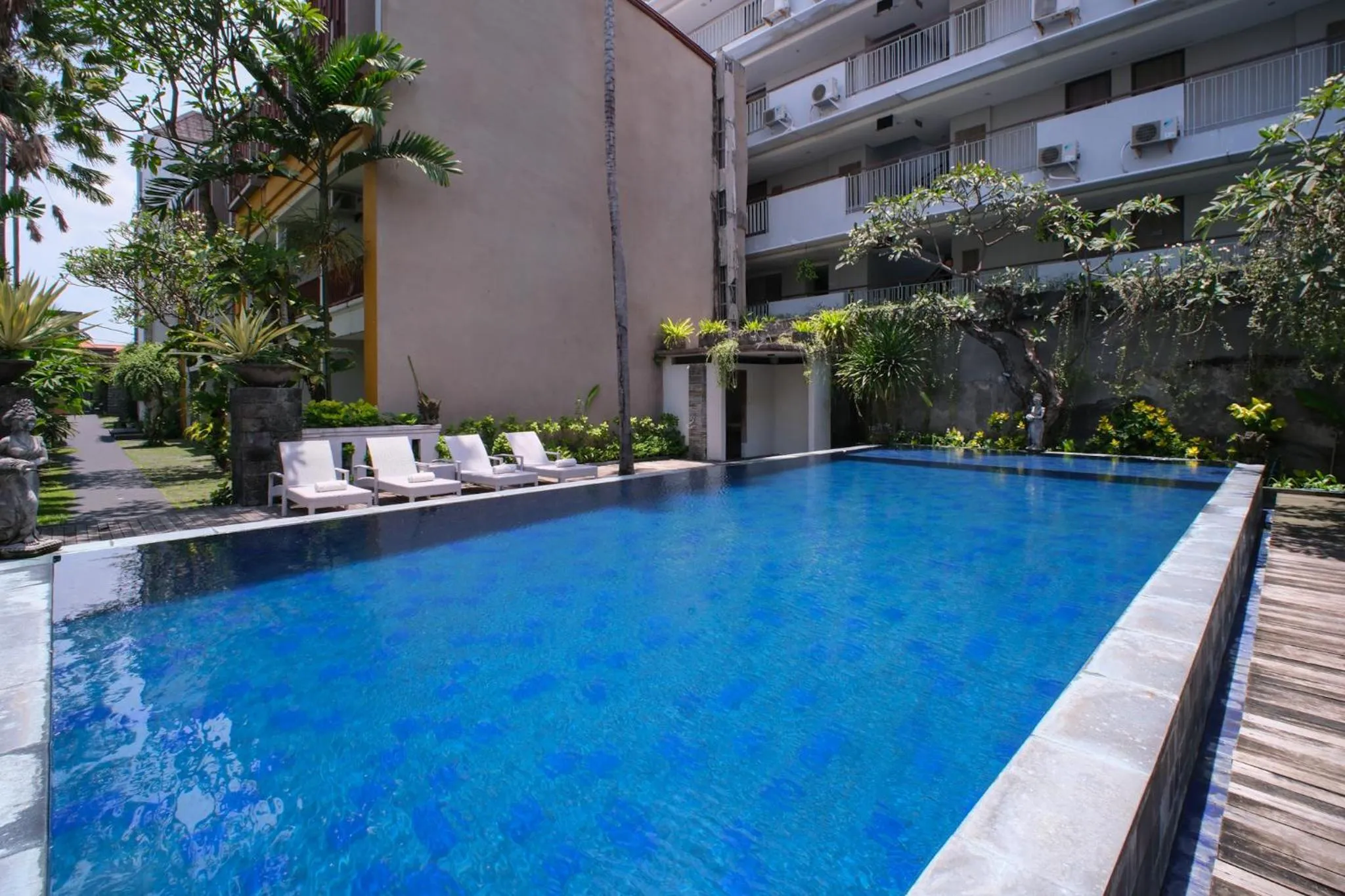 Swimming pool in Kamini Legian Hotel
