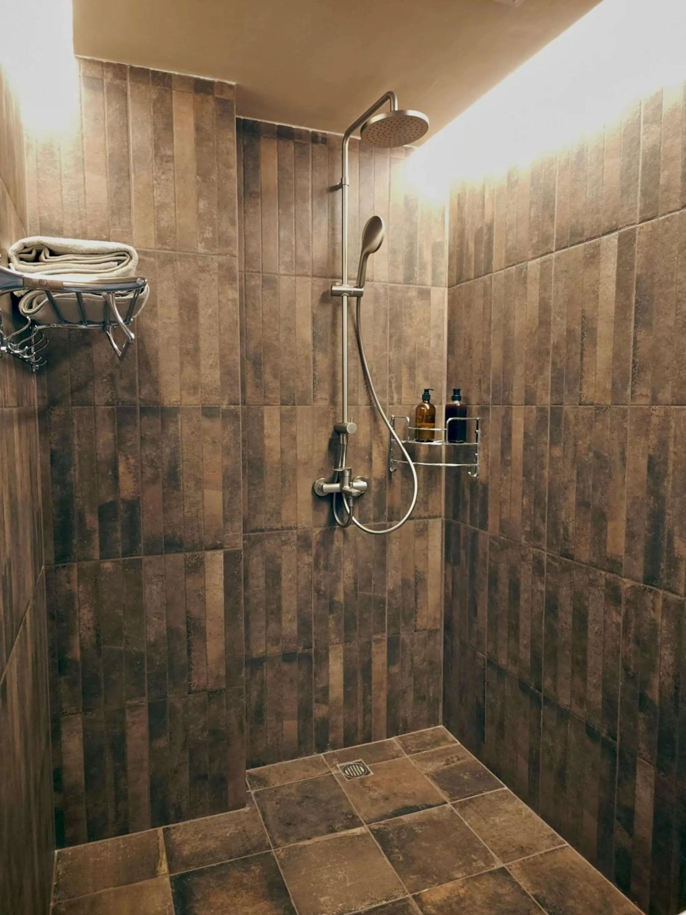 Shower in YueLore Retreat