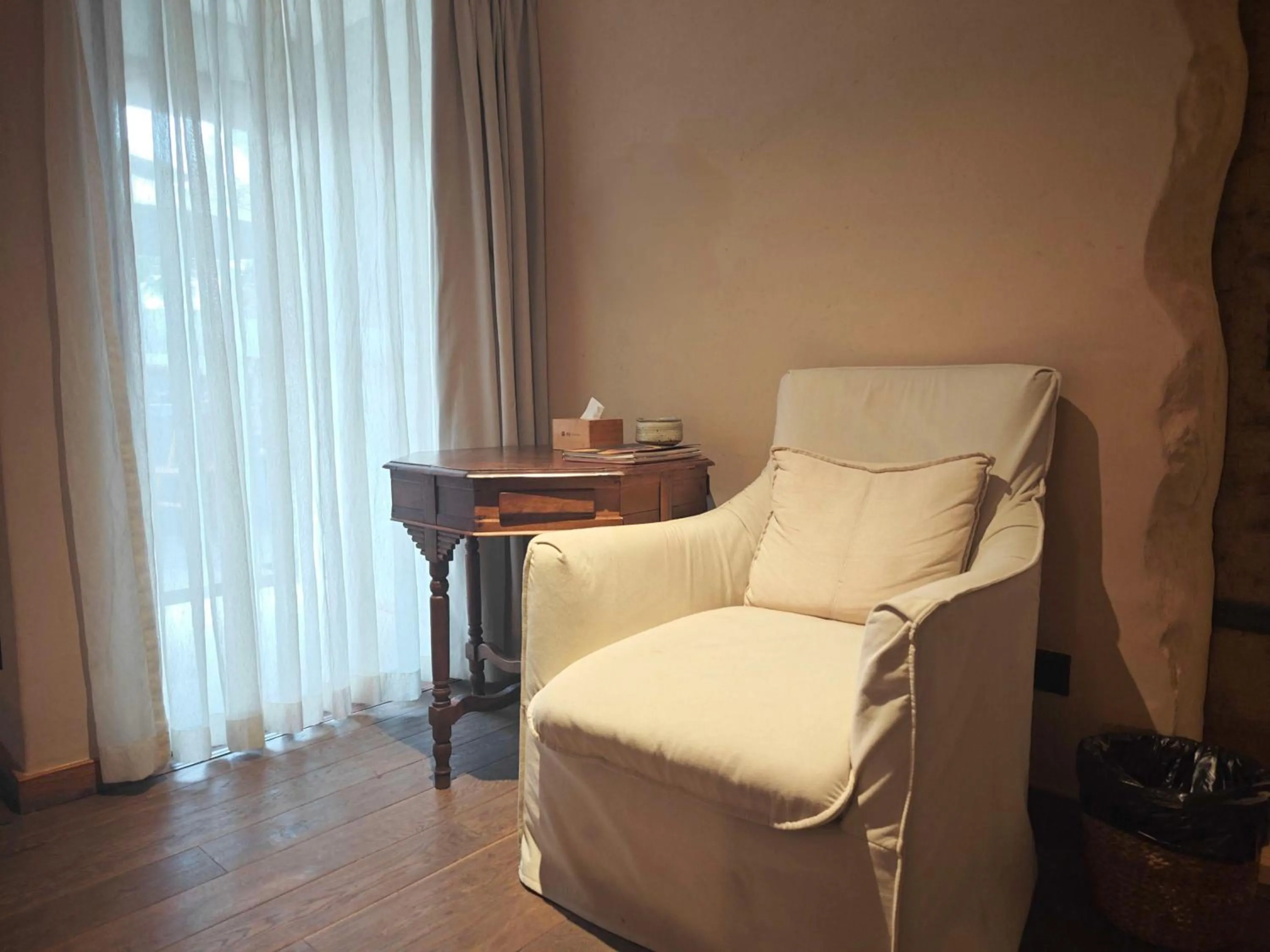 Living room in YueLore Retreat