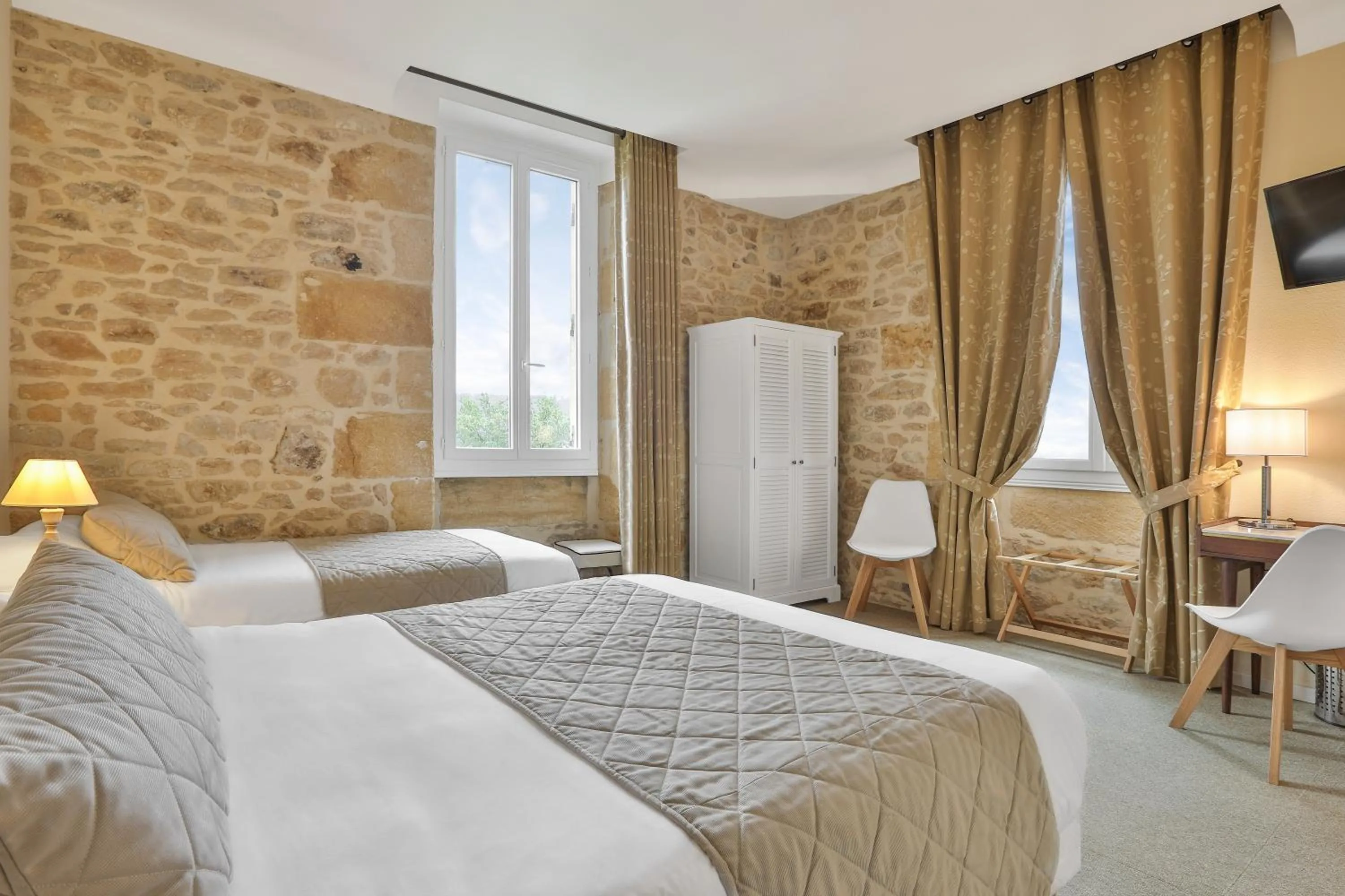 Photo of the whole room, Bed in Hotel Restaurant La Verperie