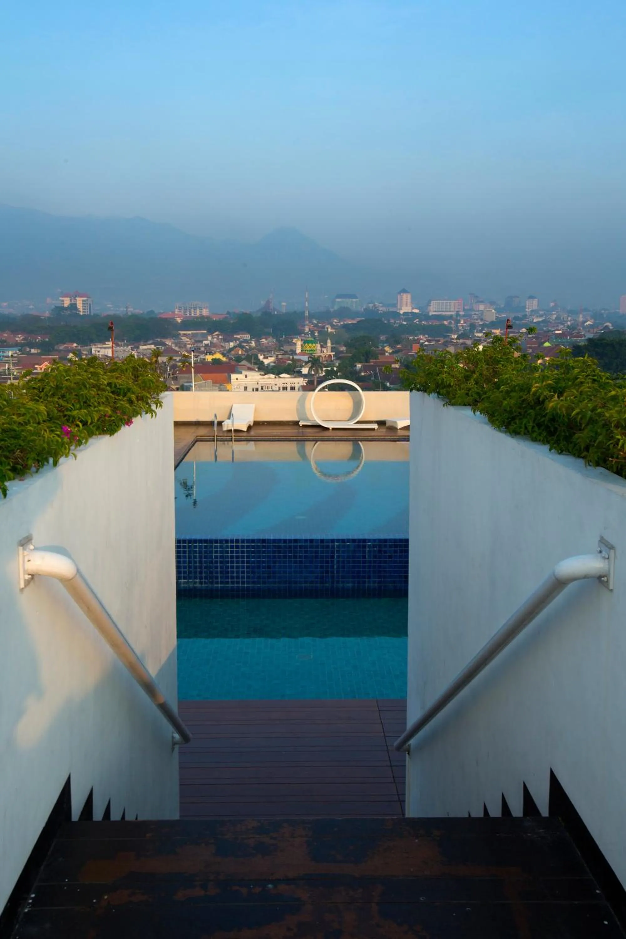 Swimming pool in Ascent Hotel & Cafe Malang