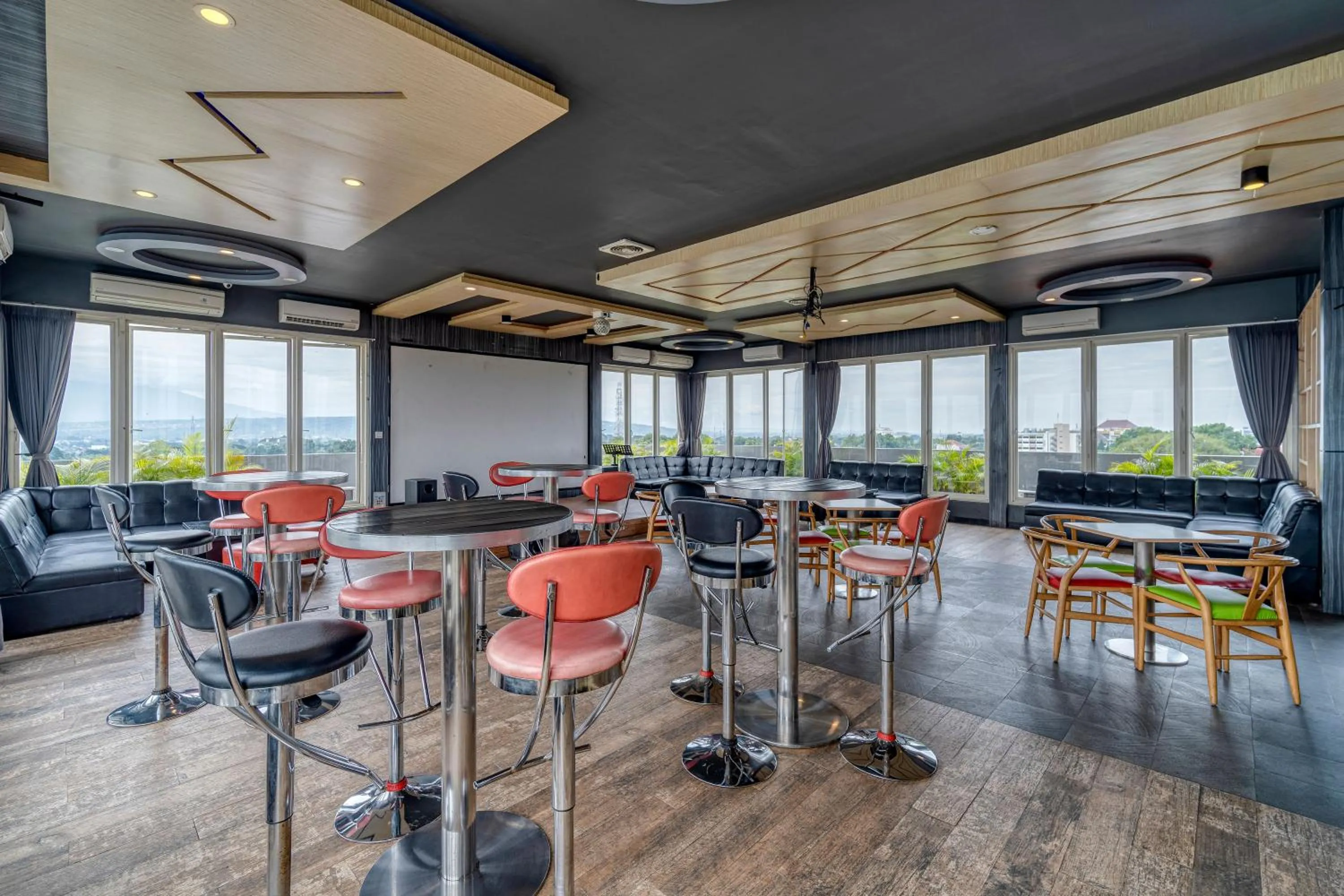 Restaurant/places to eat in Ascent Hotel & Cafe Malang