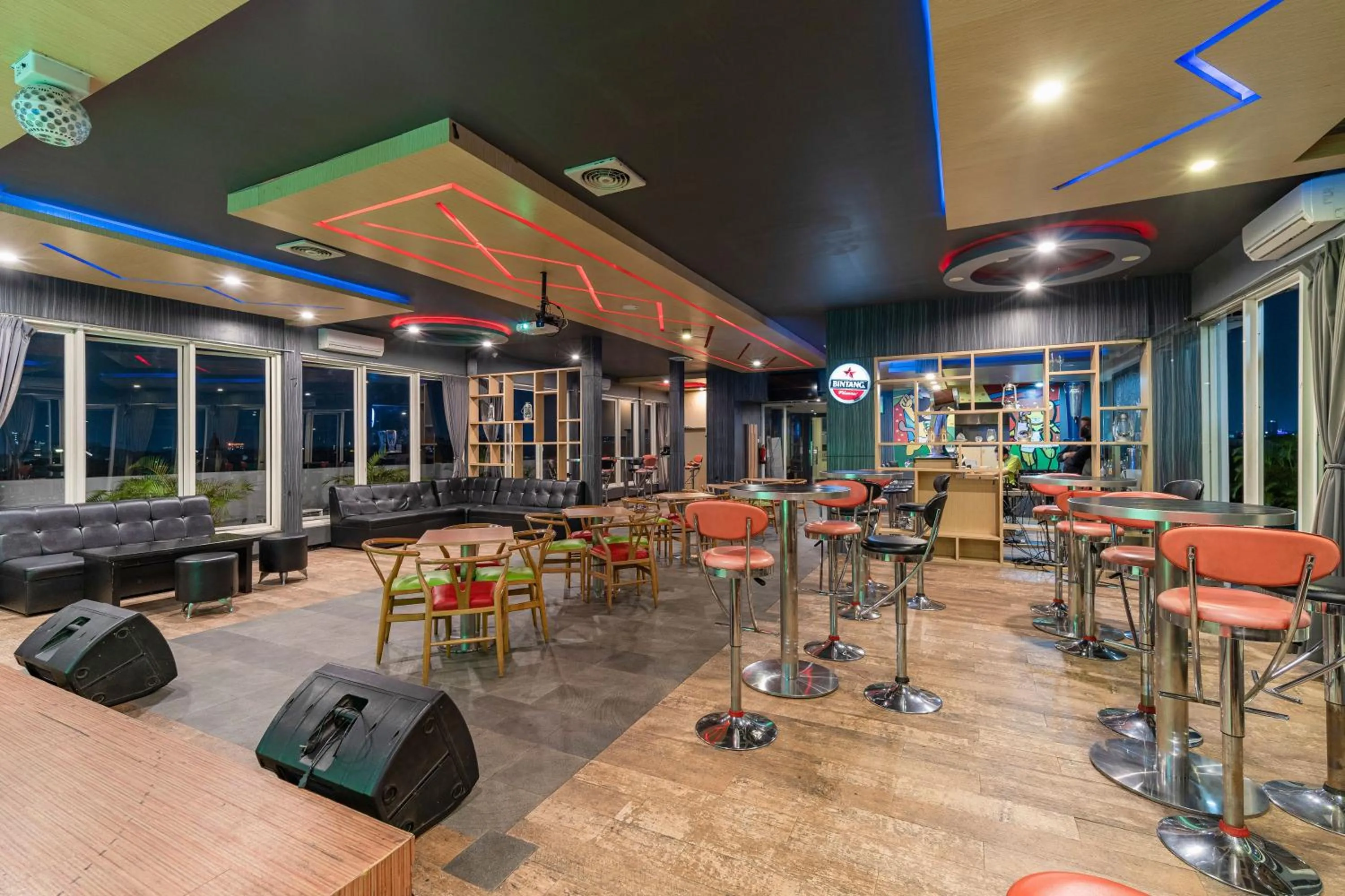 Restaurant/places to eat in Ascent Hotel & Cafe Malang