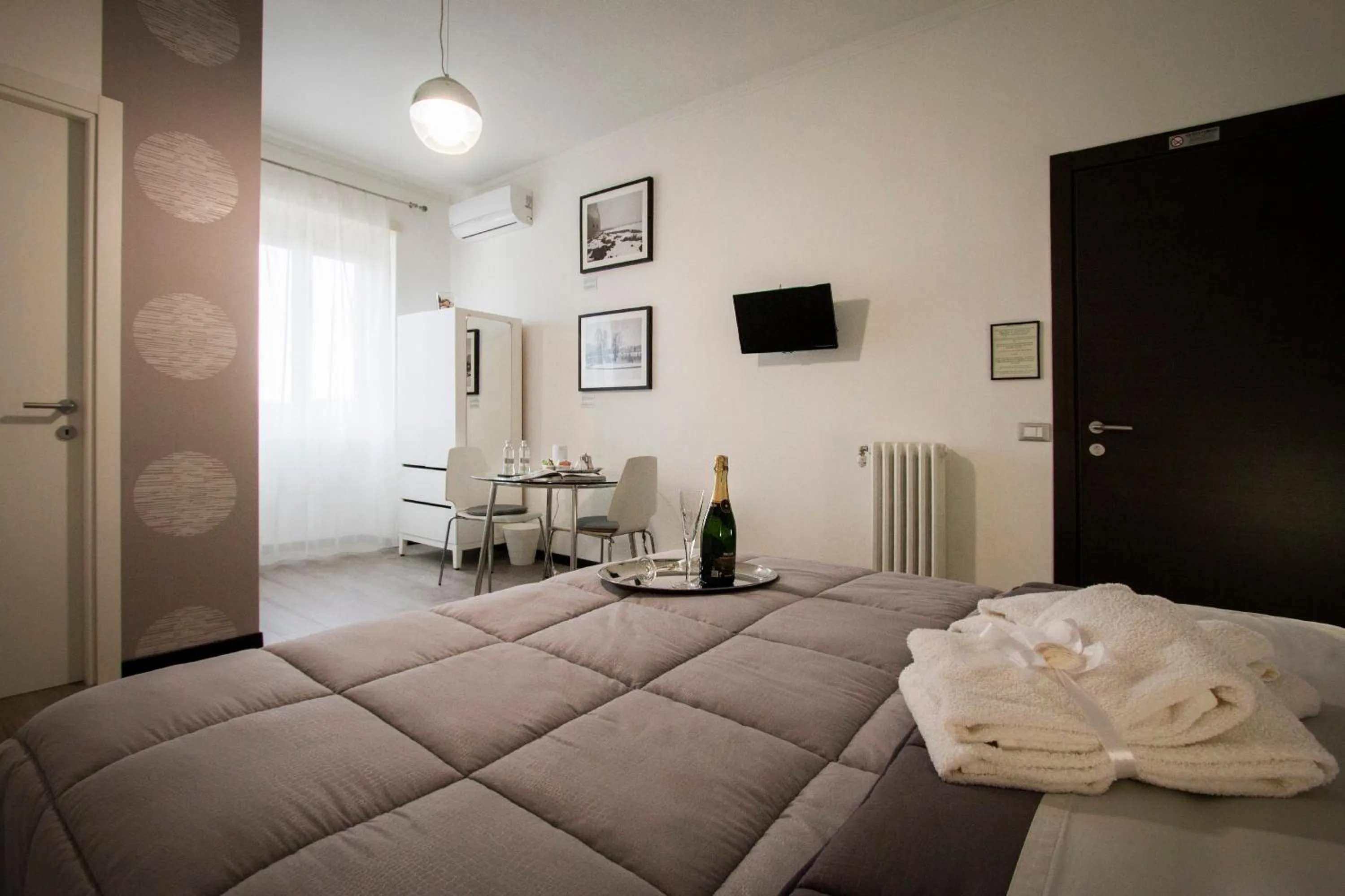 Photo of the whole room, Bed in City Lights Rome