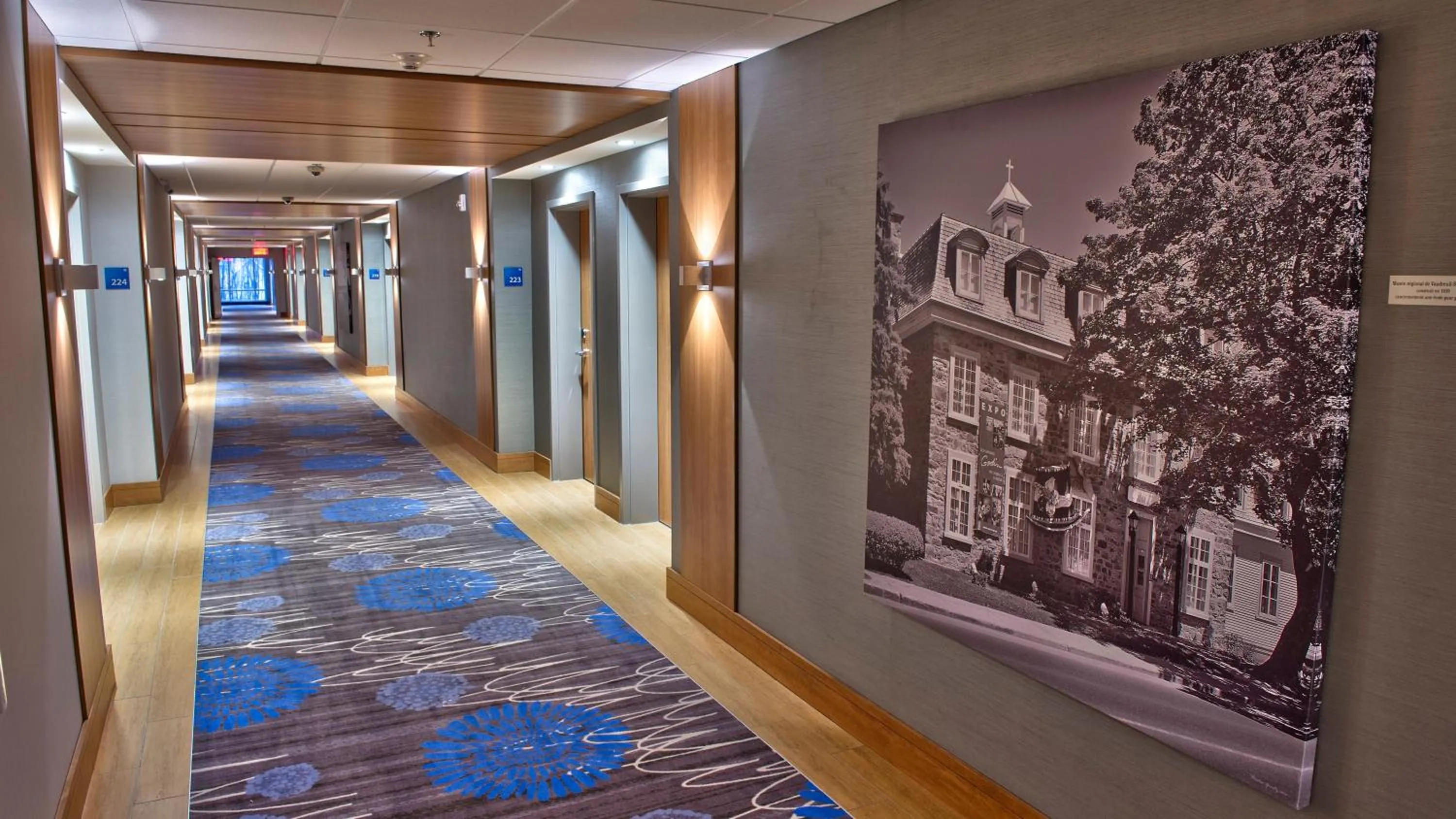 Lobby or reception in Holiday Inn Express & Suites Vaudreuil-Dorion by IHG