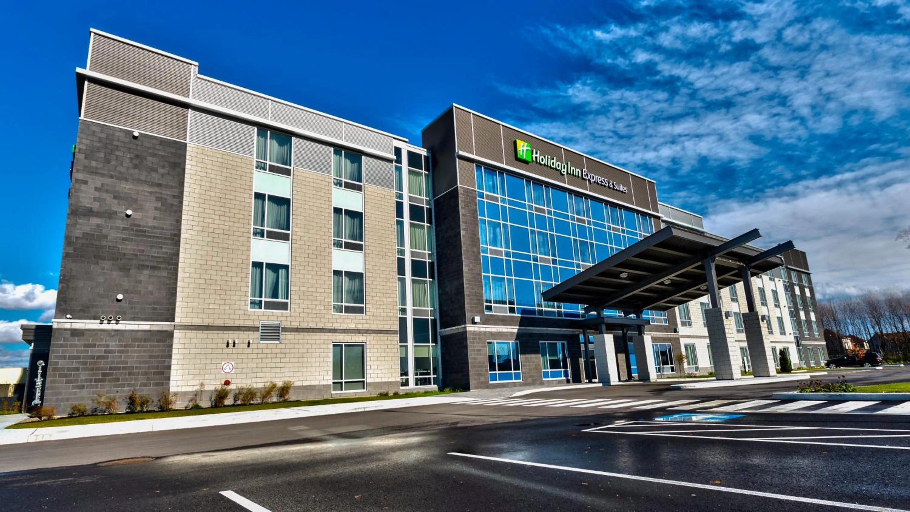 Property building in Holiday Inn Express & Suites Vaudreuil-Dorion by IHG