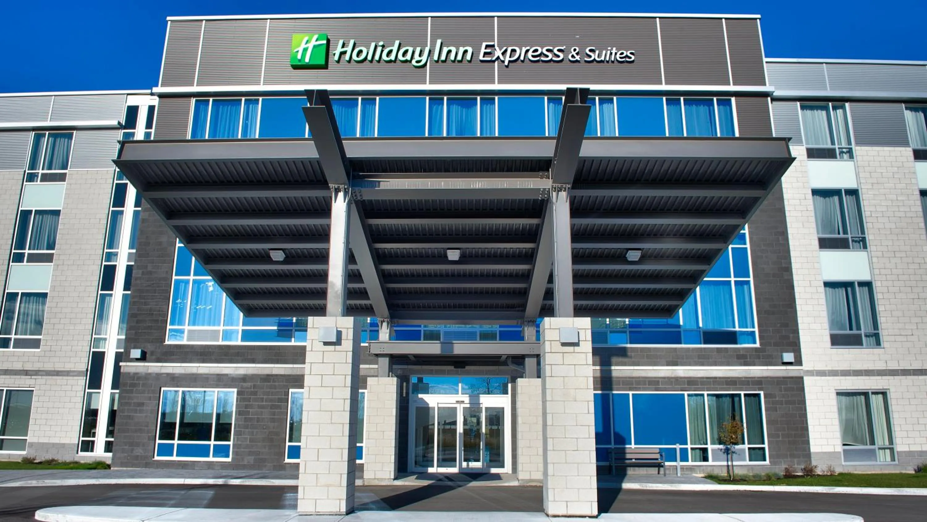 Property building in Holiday Inn Express & Suites Vaudreuil-Dorion by IHG
