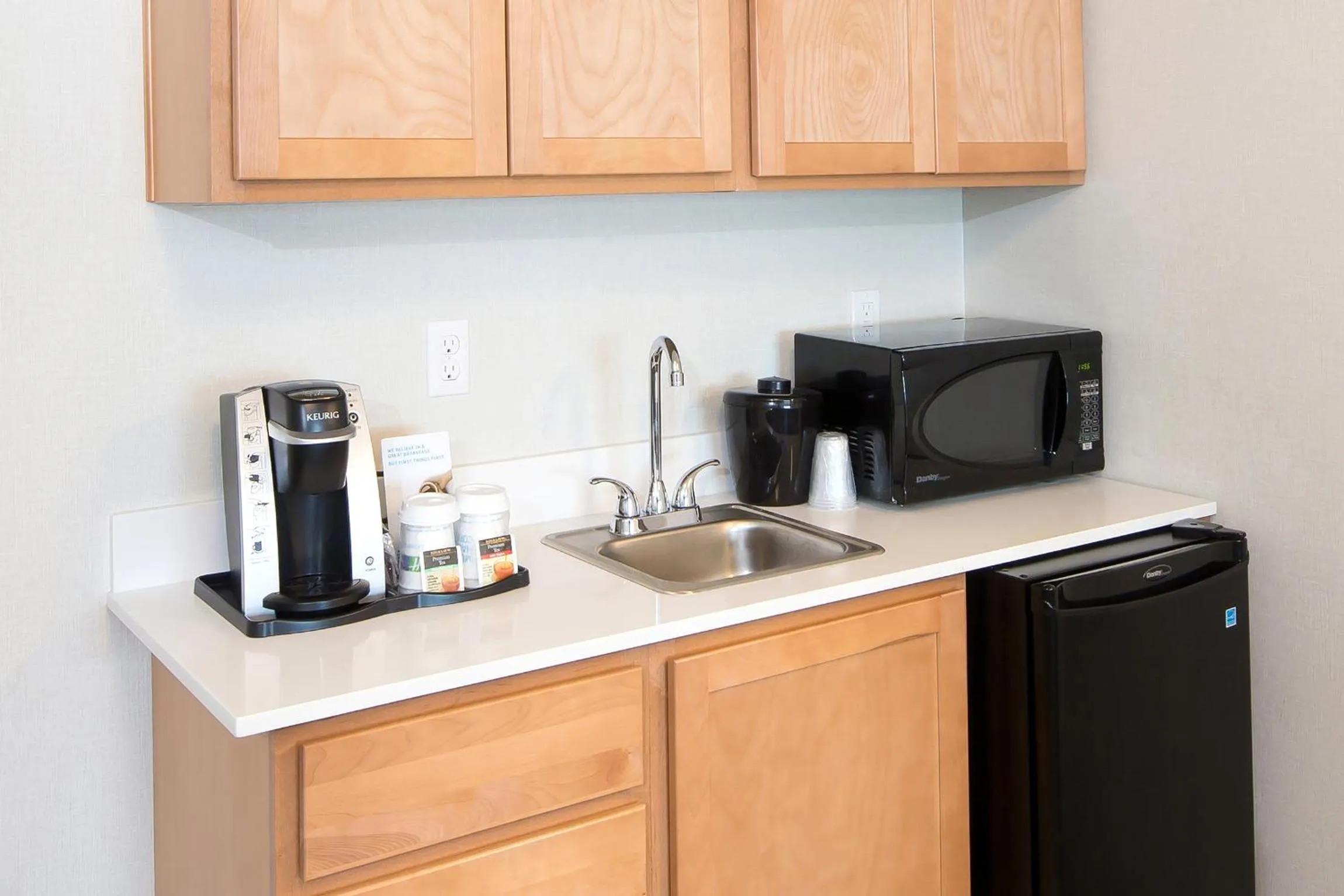 microwave in Holiday Inn Express & Suites Port Huron by IHG