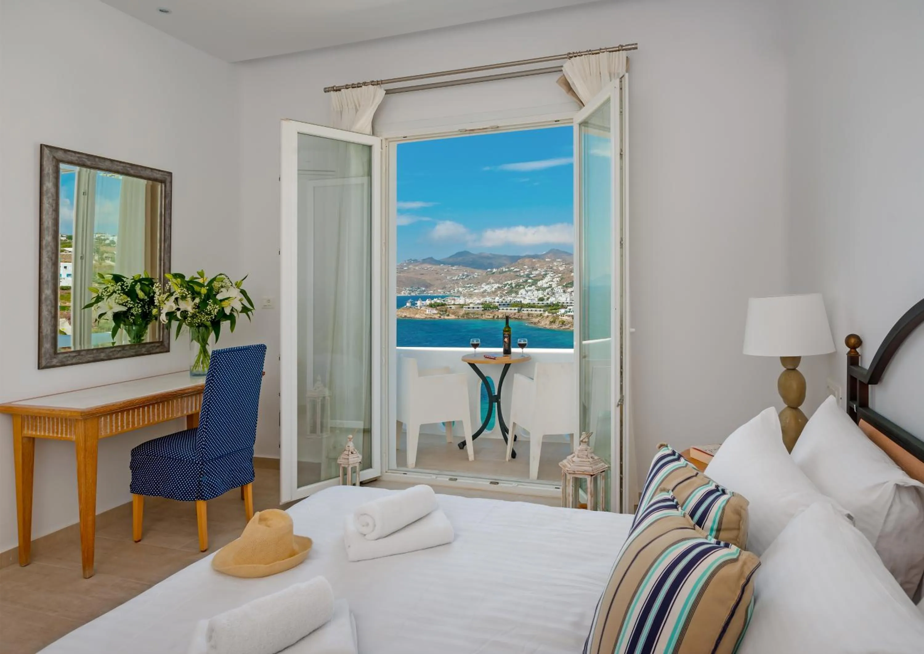 Photo of the whole room, Bed in Cape Mykonos