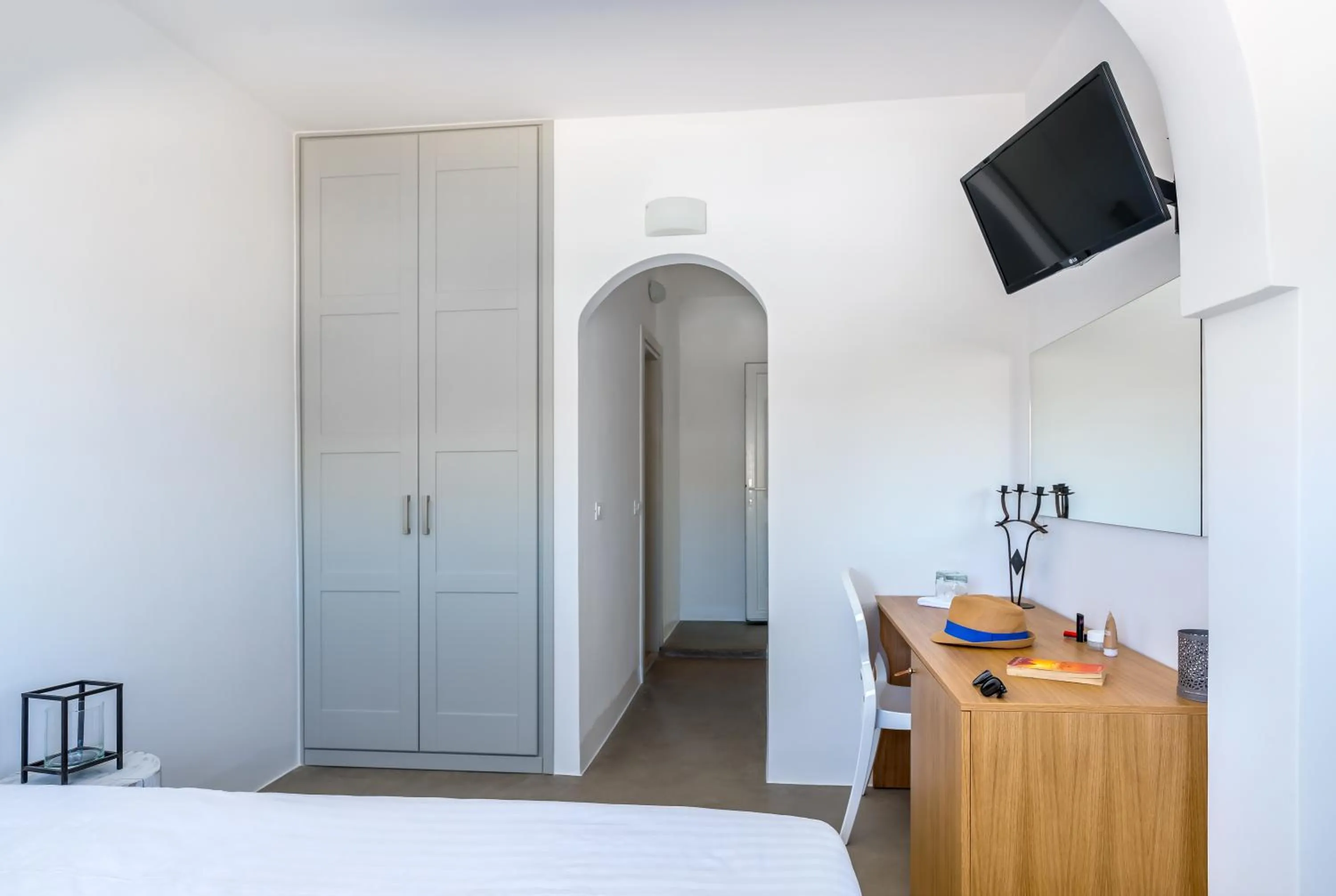 Photo of the whole room, Bed in Cape Mykonos