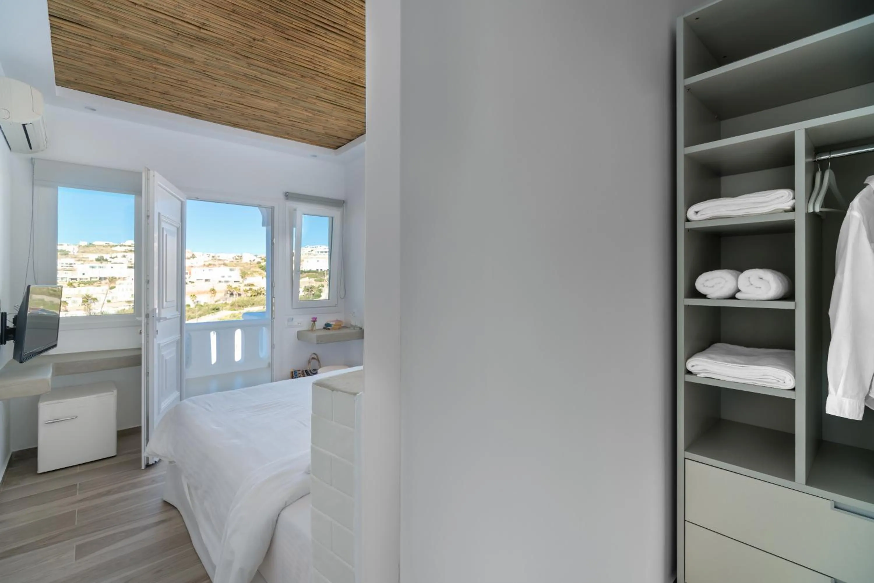 Photo of the whole room, Bed in Cape Mykonos