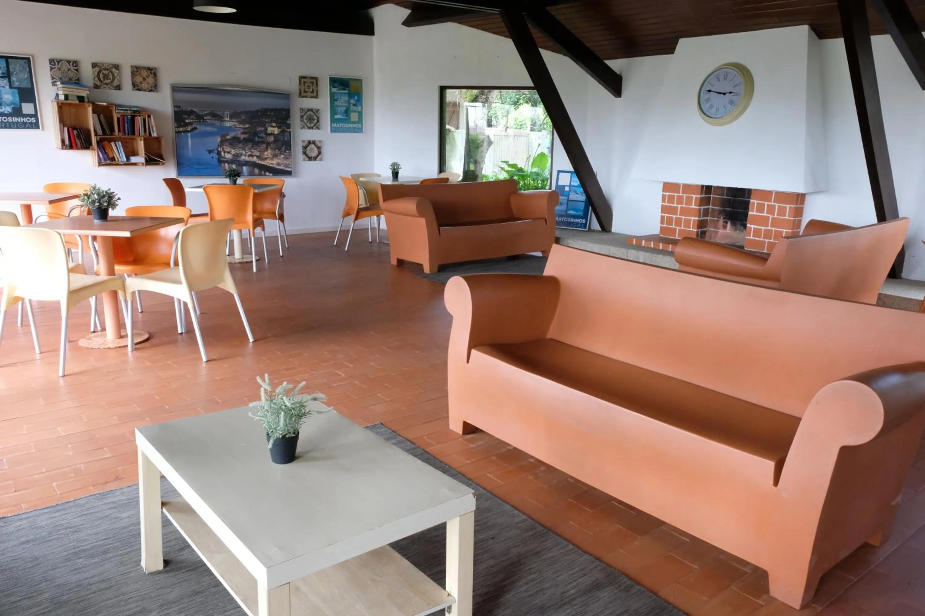 Communal lounge/ TV room in Parque de Campismo Orbitur Angeiras