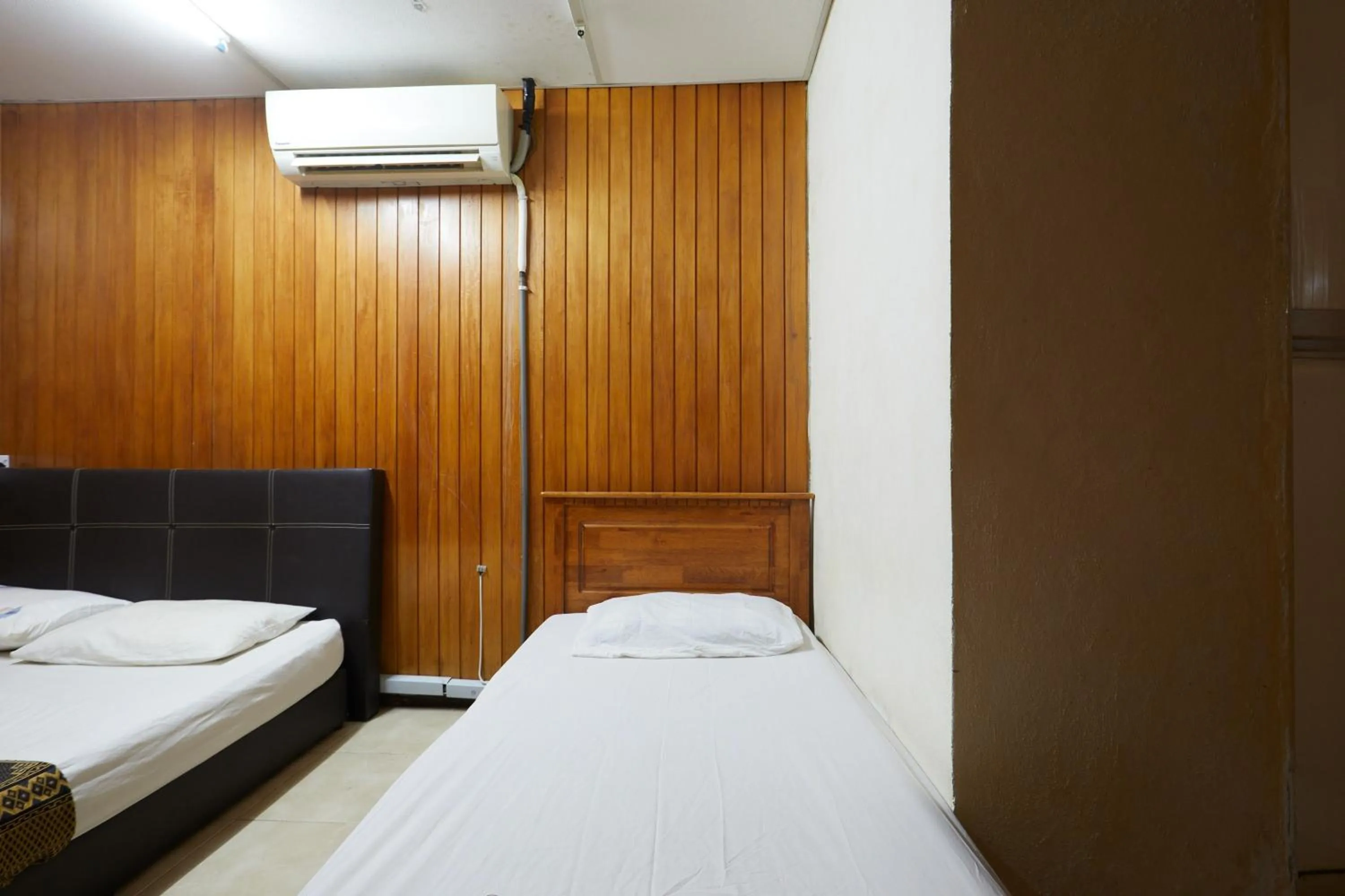 Bed in Ros Heritage Motel