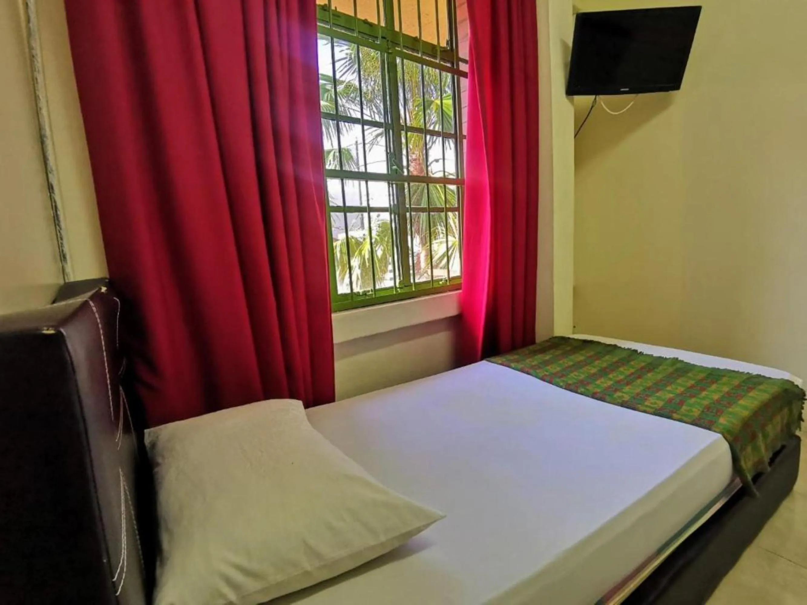 Bed in Ros Heritage Motel