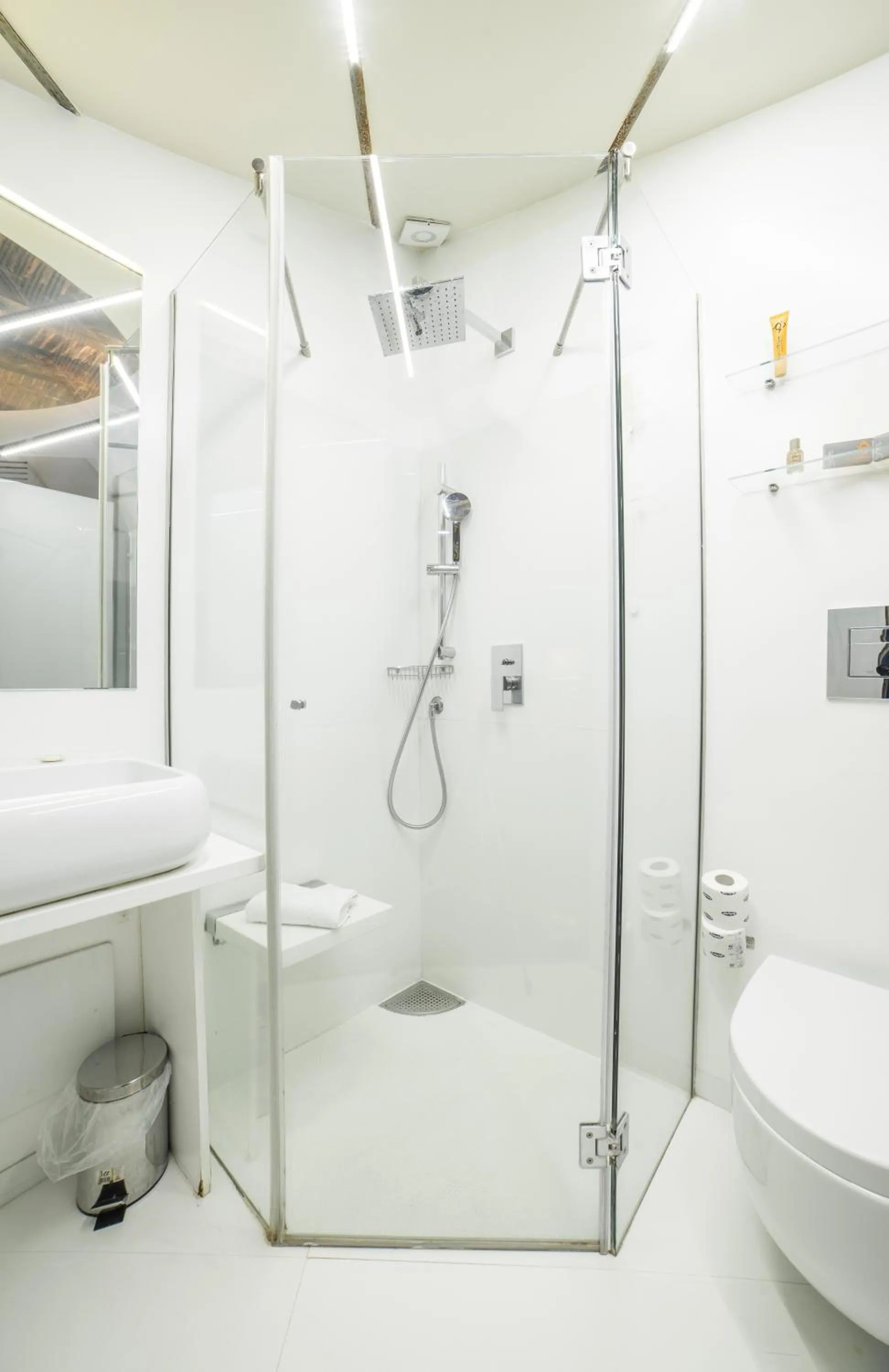 Shower in Chiaia 197 Deluxe Residence