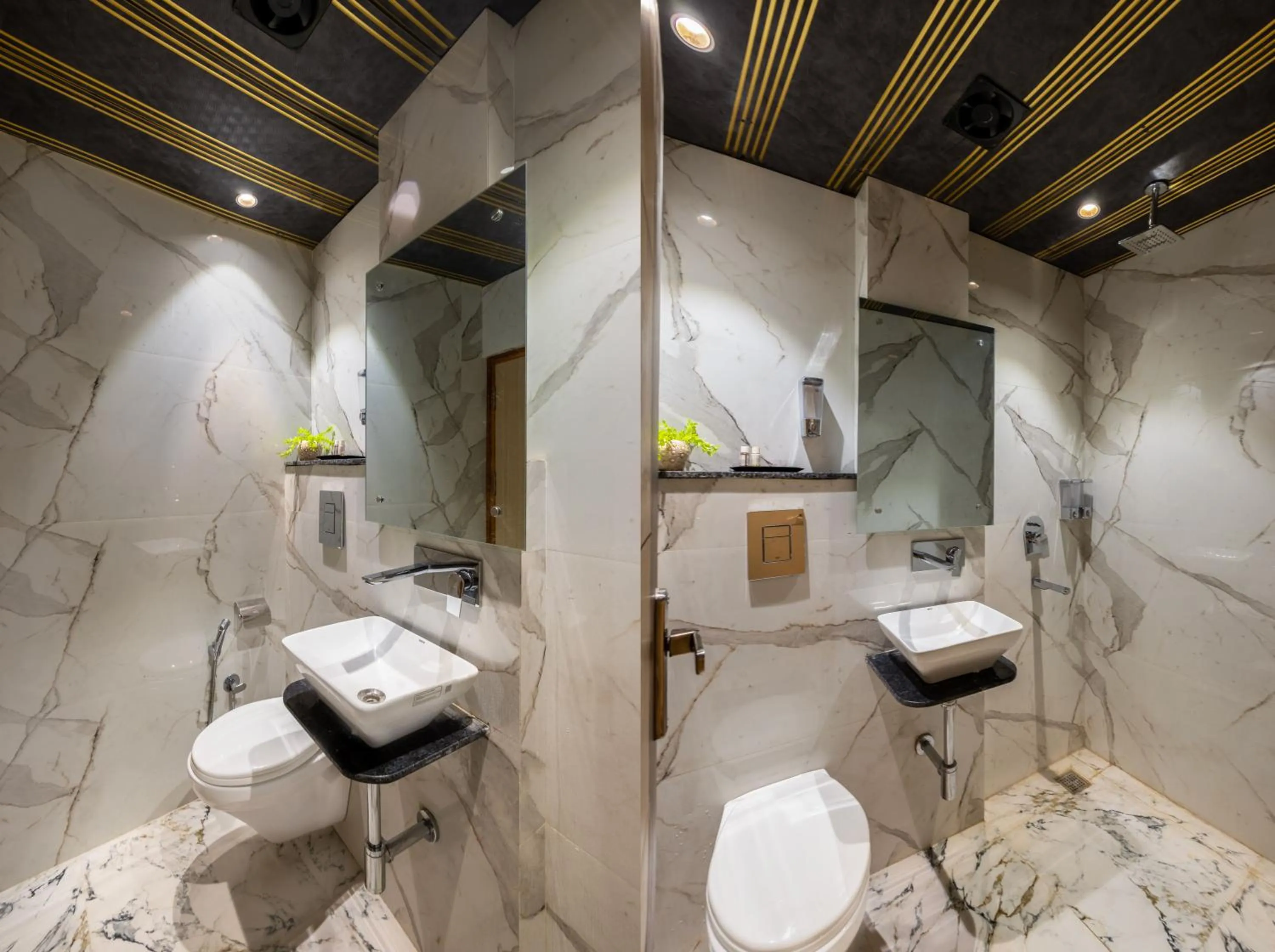 Shower in Hotel Stay House Inn 3 Mints walk from New Delhi Railway station,5 Mints from Metro