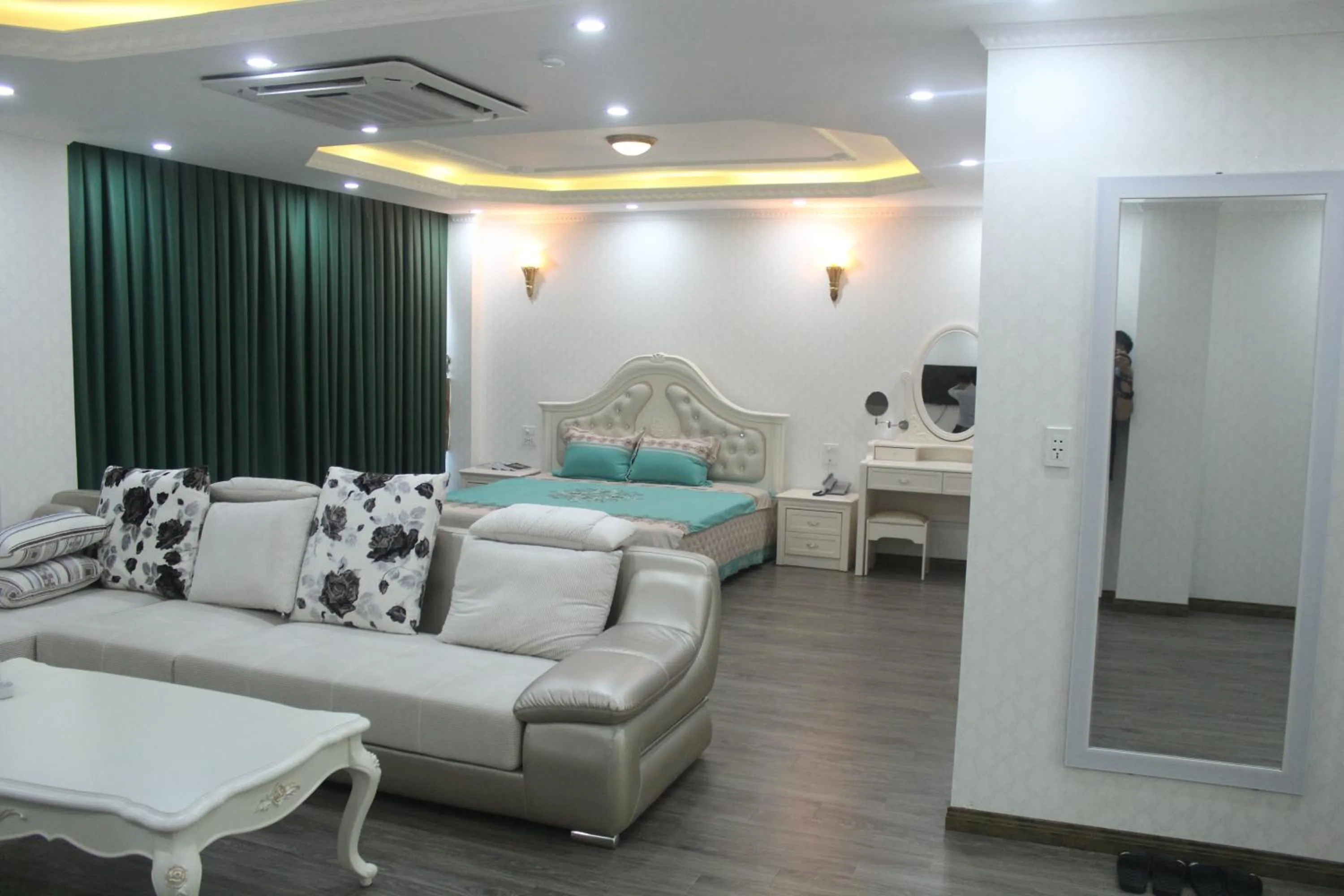 Photo of the whole room in Phuong Hoang Hotel