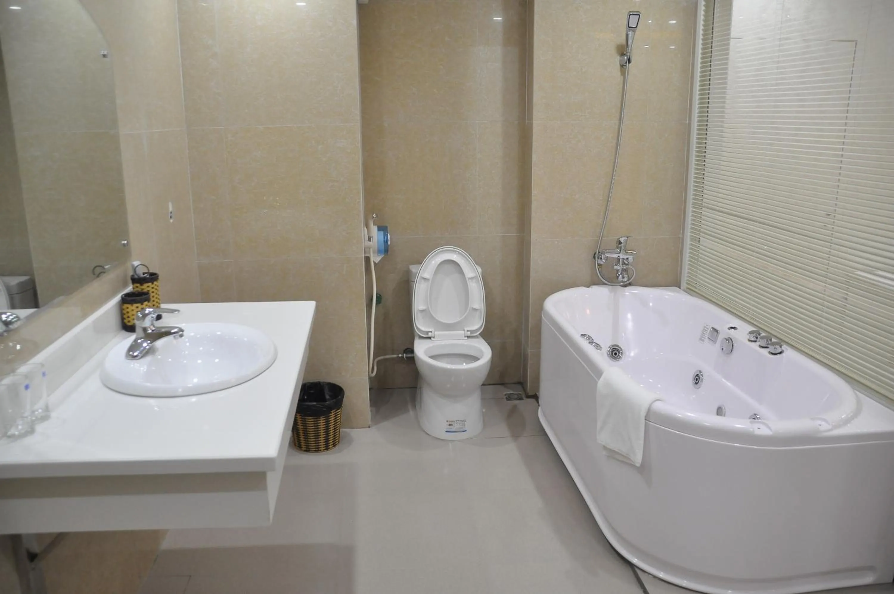 Bathroom in Phuong Hoang Hotel