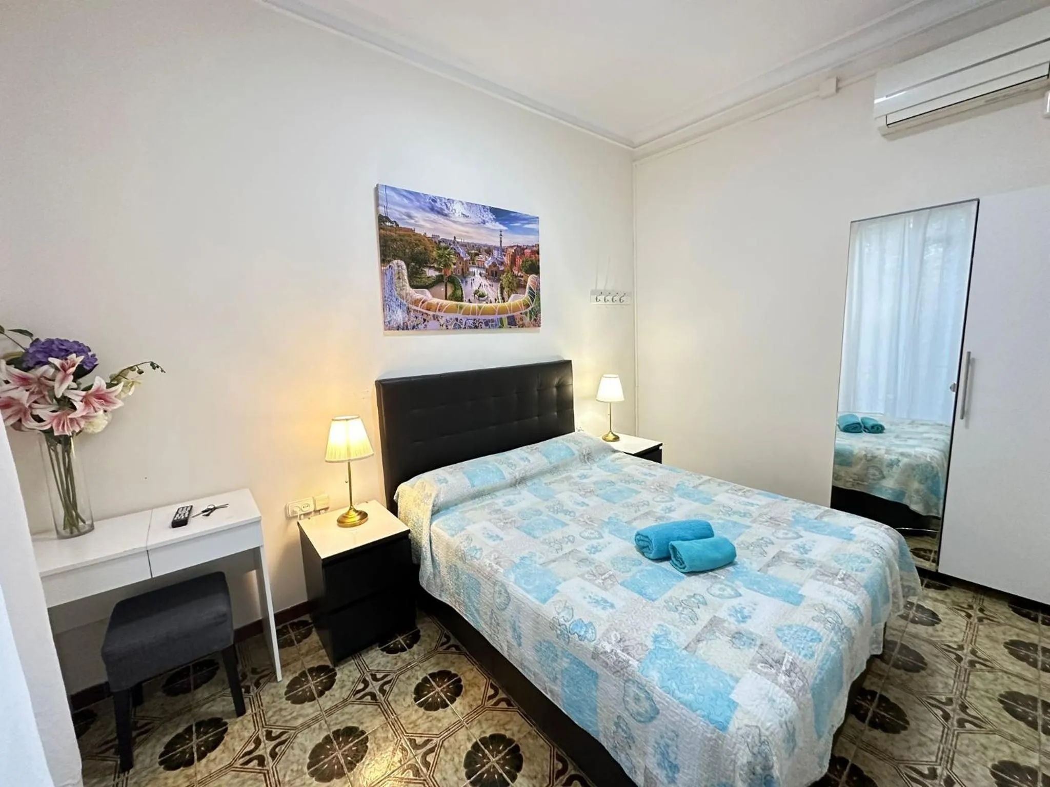 Bed in Rooms Diputacion