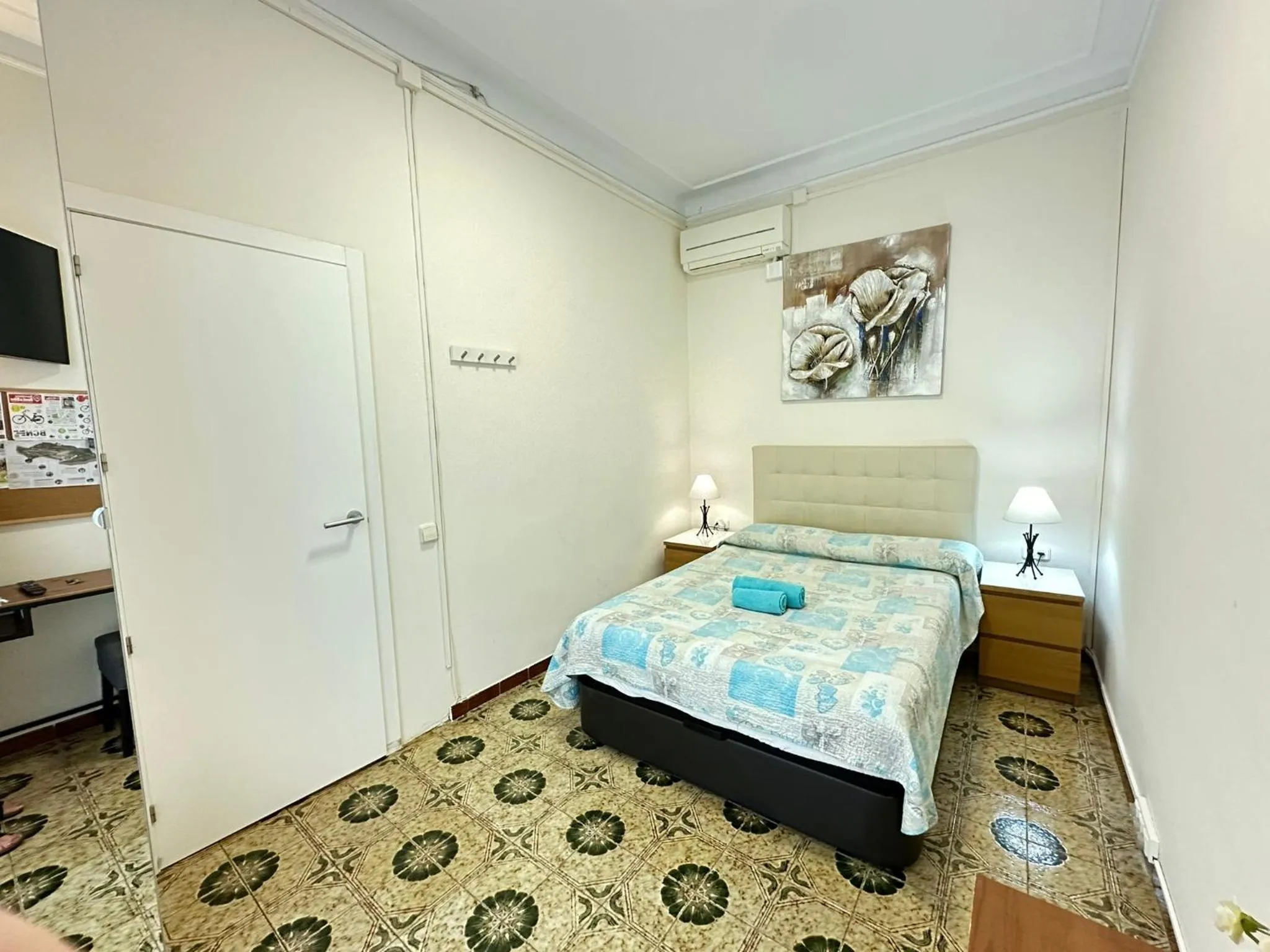 Bed in Rooms Diputacion