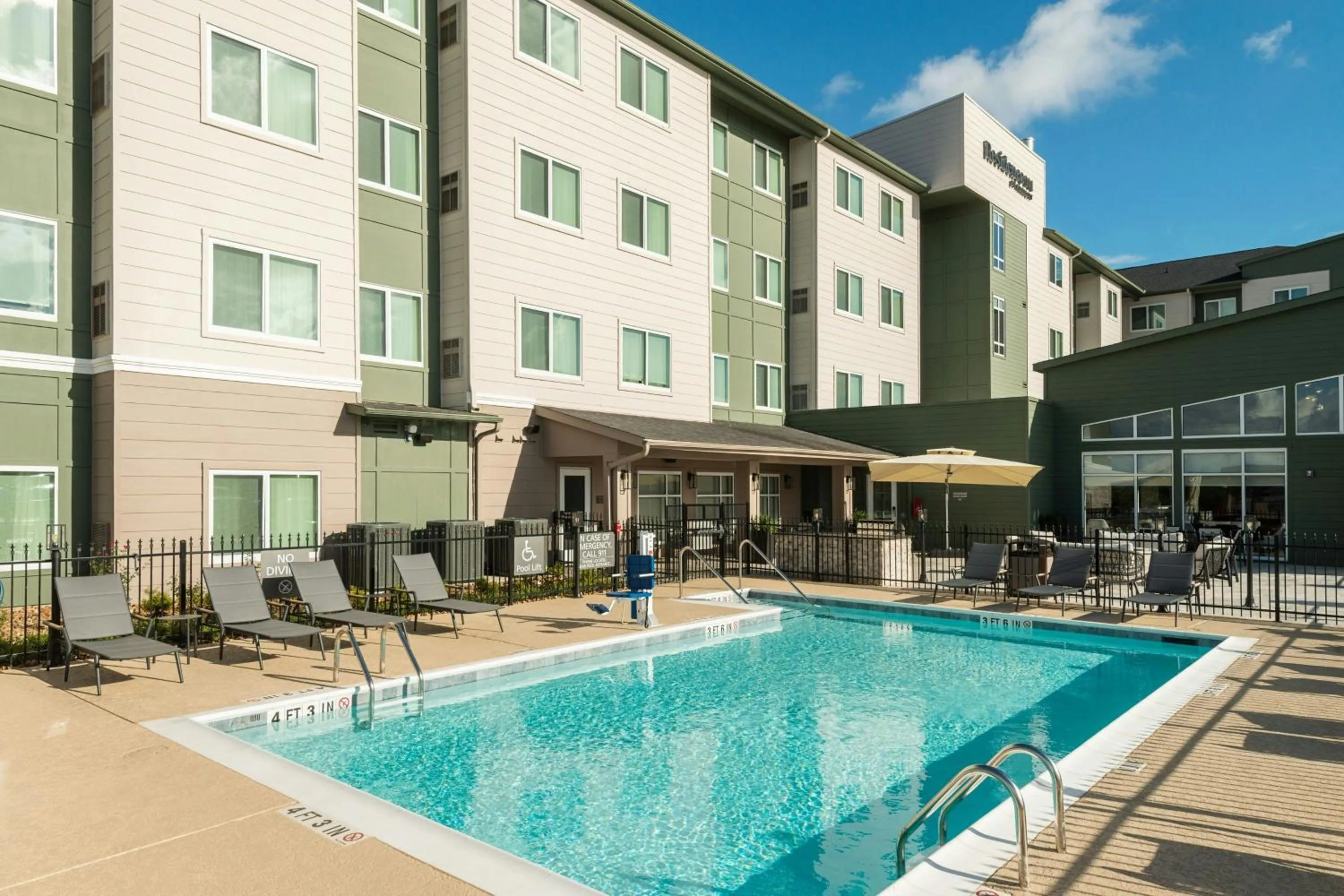 Swimming pool in Residence Inn Pearland