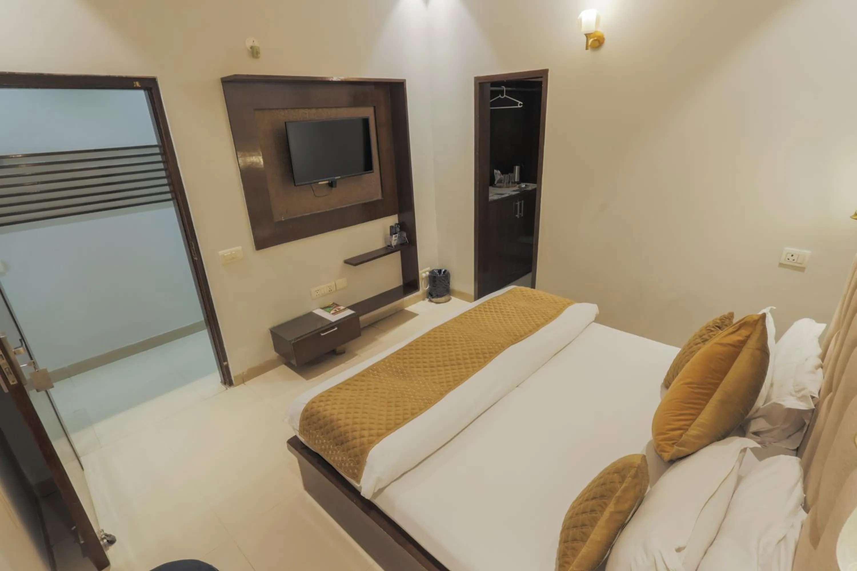 Bed in Hotel Maharani Regency