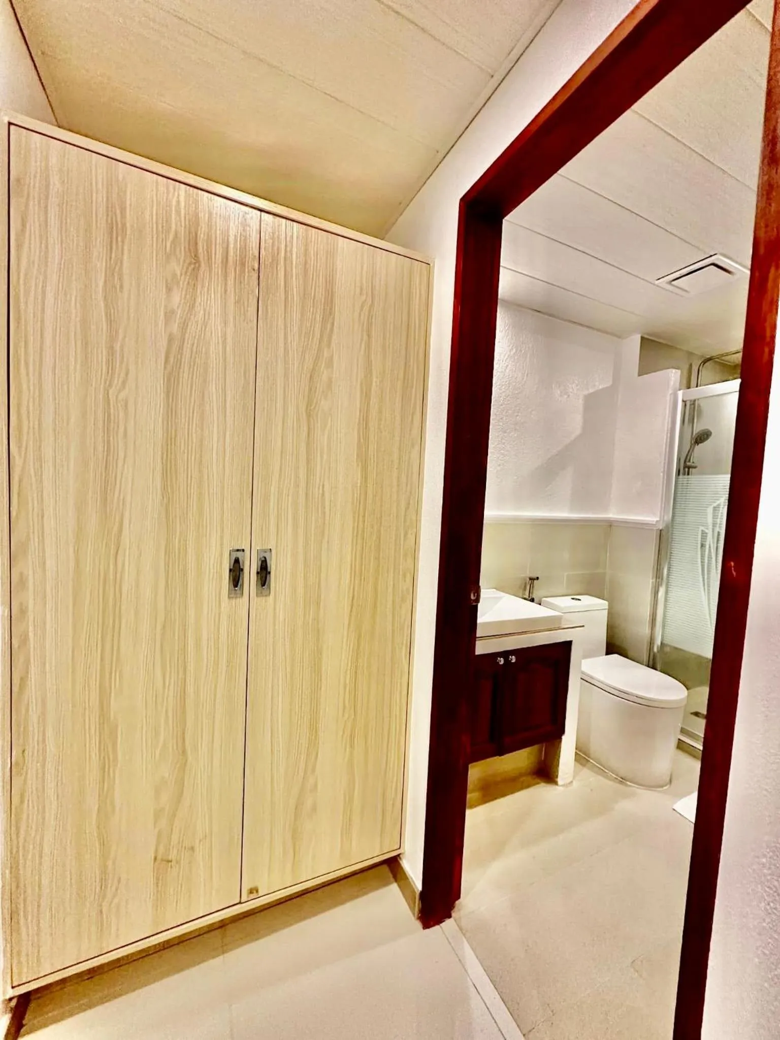 Bathroom, Bed in Calypso Beach and Dive Resort