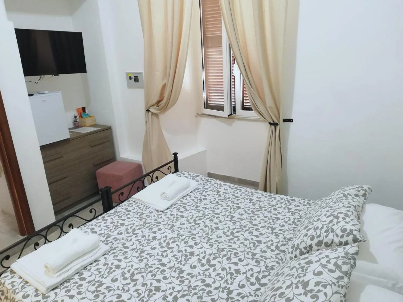 Photo of the whole room, Bed in Grandis Rooms