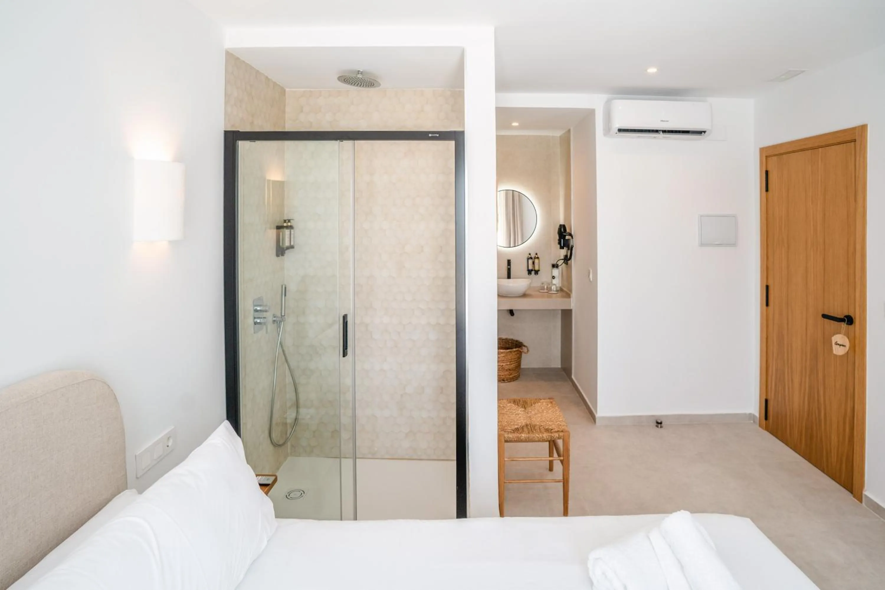 Shower, Bed in Hotel Boutique Maram - Adults Only