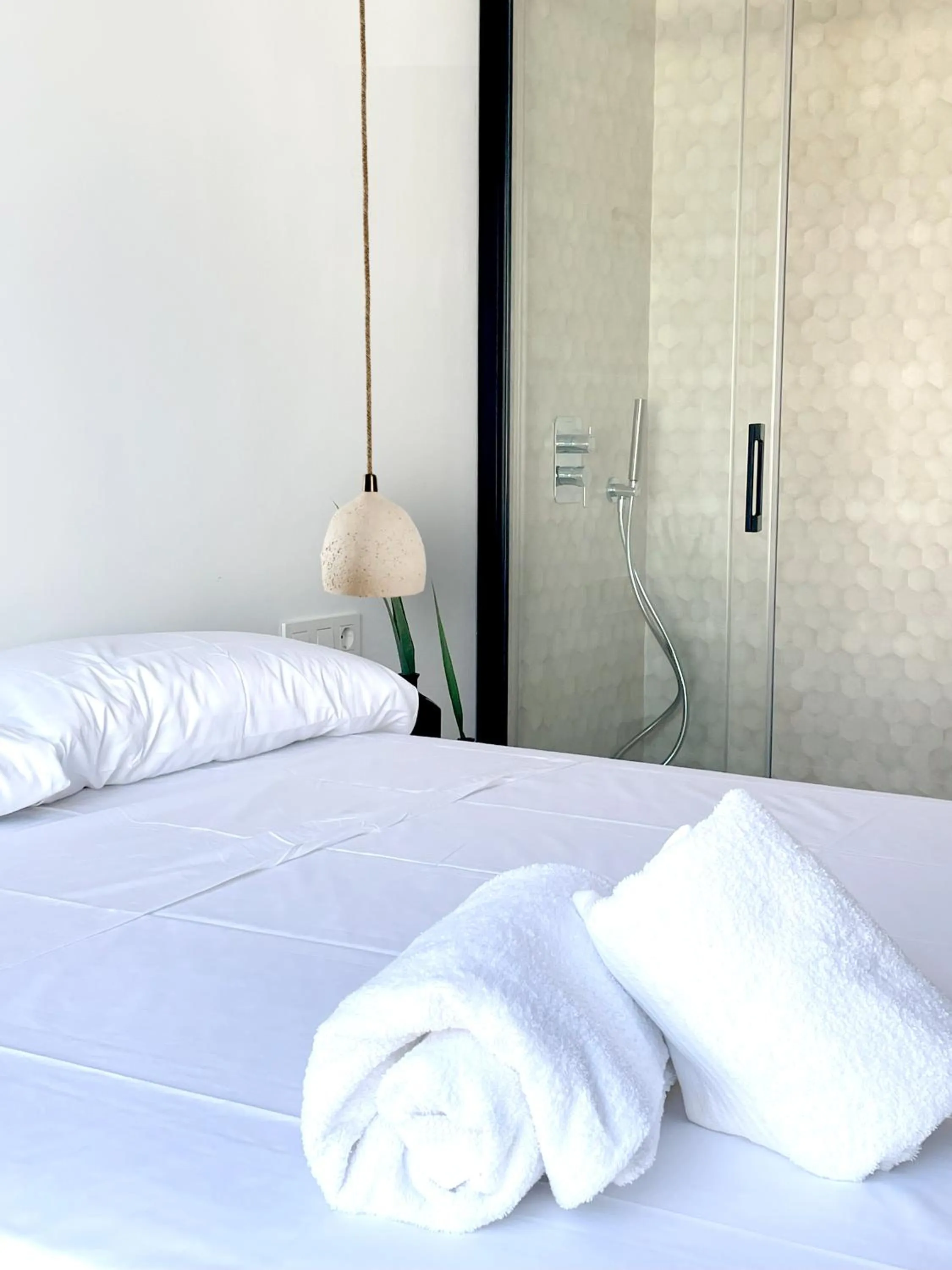 Shower, Bed in Hotel Boutique Maram - Adults Only