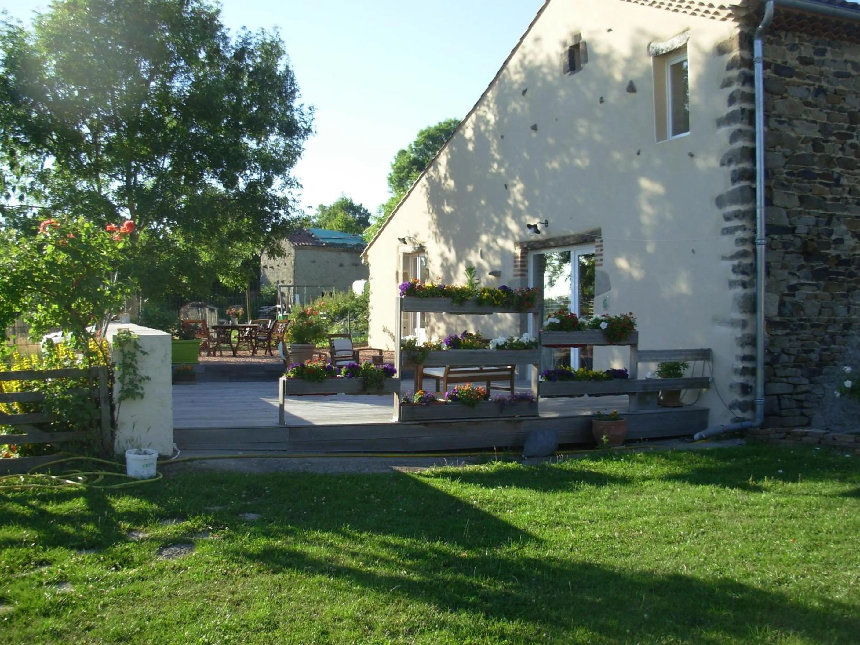 Patio in Le Jardin des Pierres Brunes