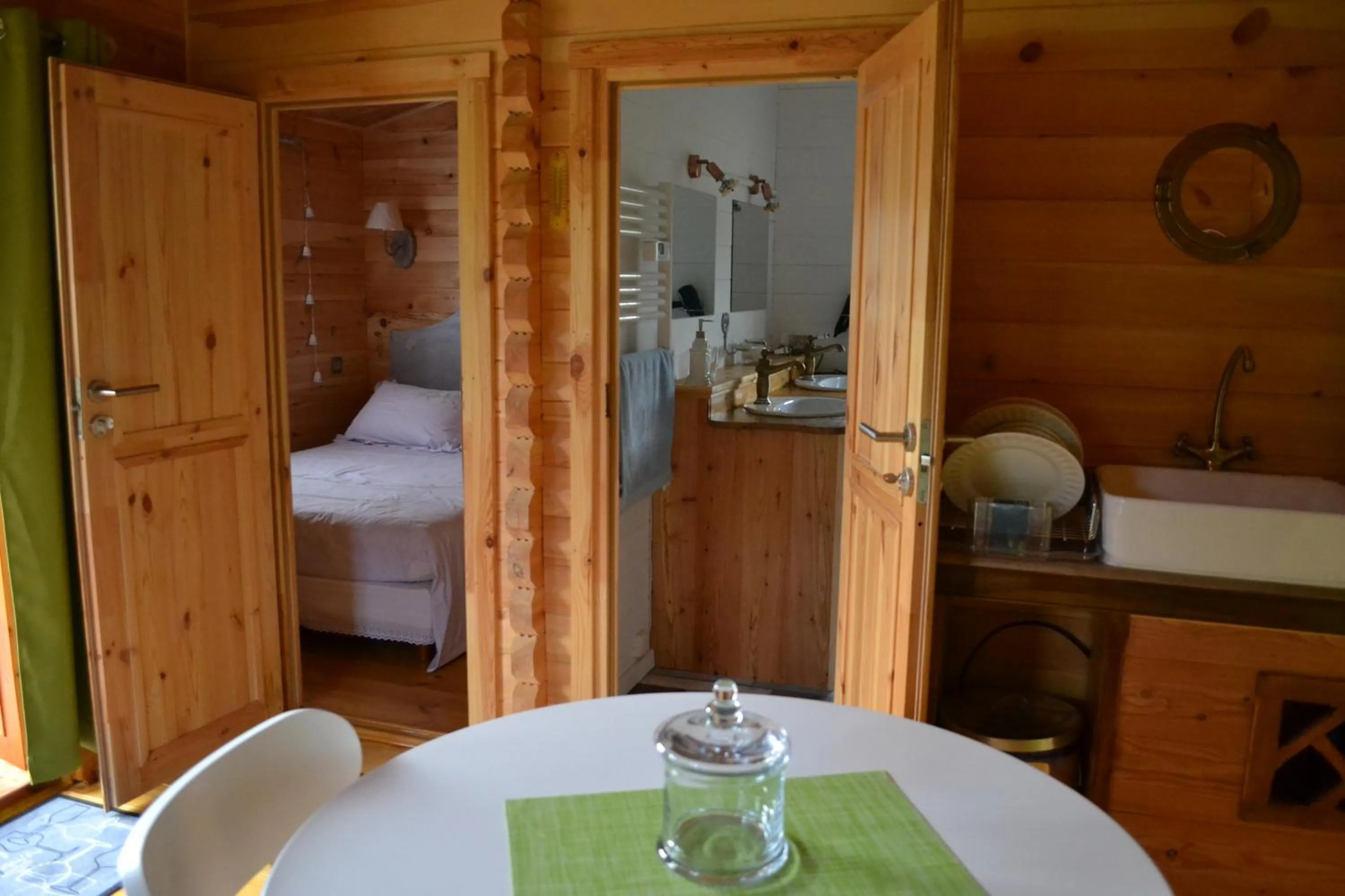 Decorative detail, Bed in Le Jardin des Pierres Brunes