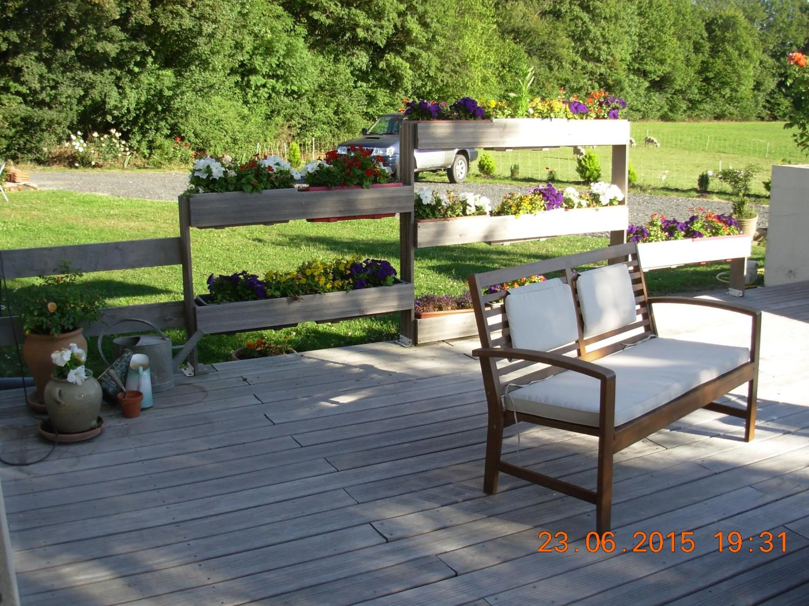 Garden view in Le Jardin des Pierres Brunes