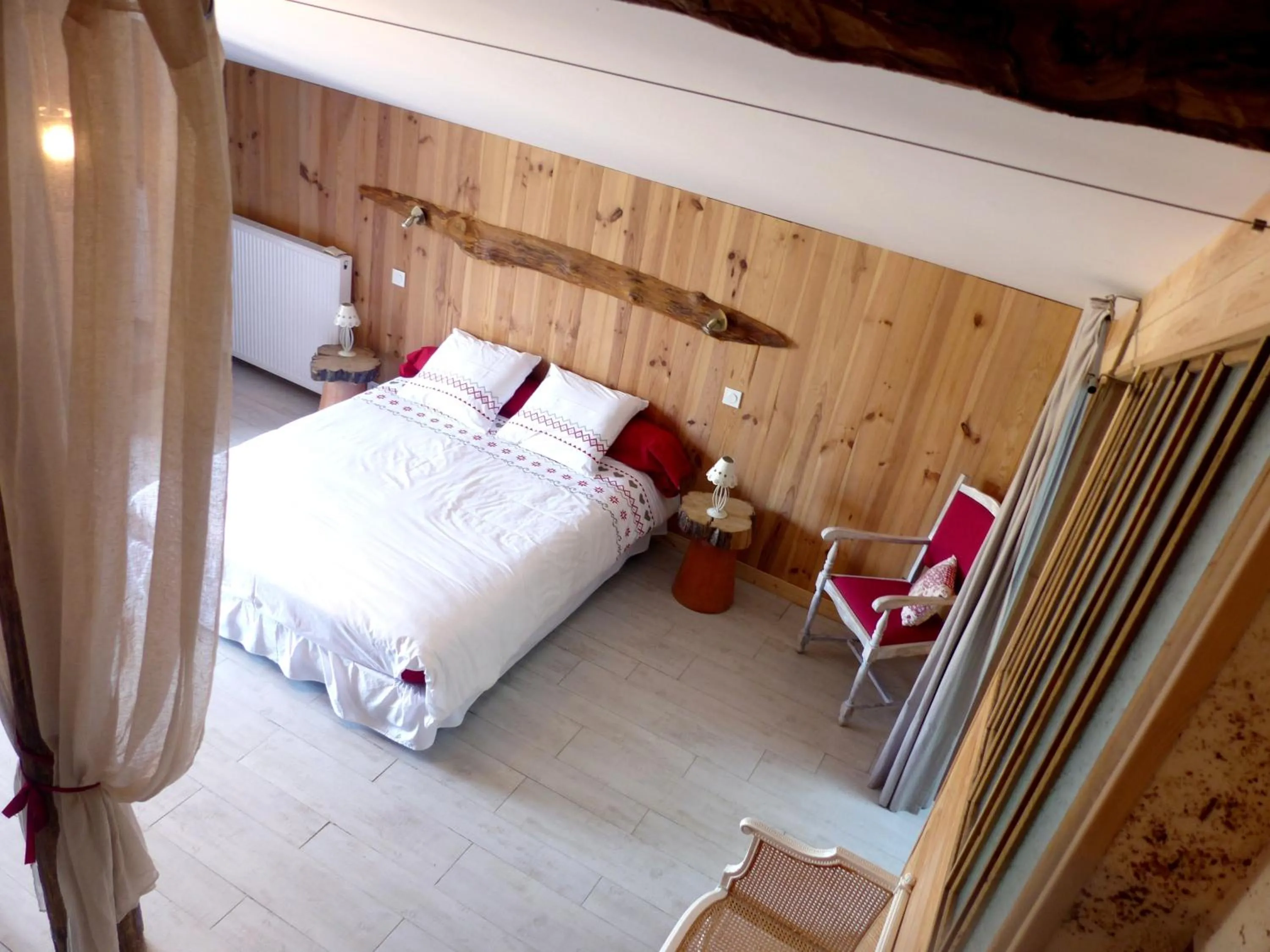 Photo of the whole room, Bed in Le Jardin des Pierres Brunes