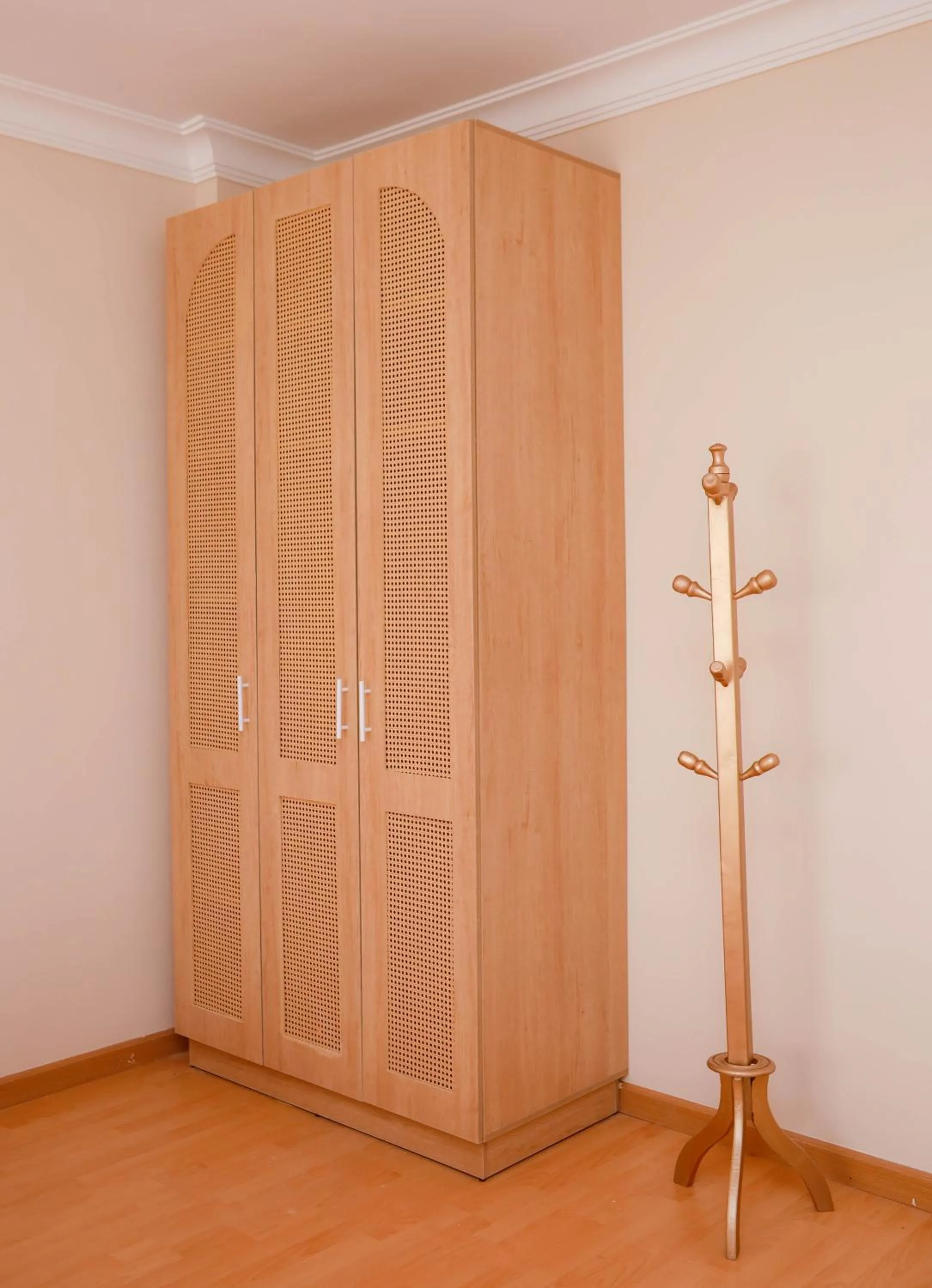 wardrobe in Settle Inn Al Rehab City B