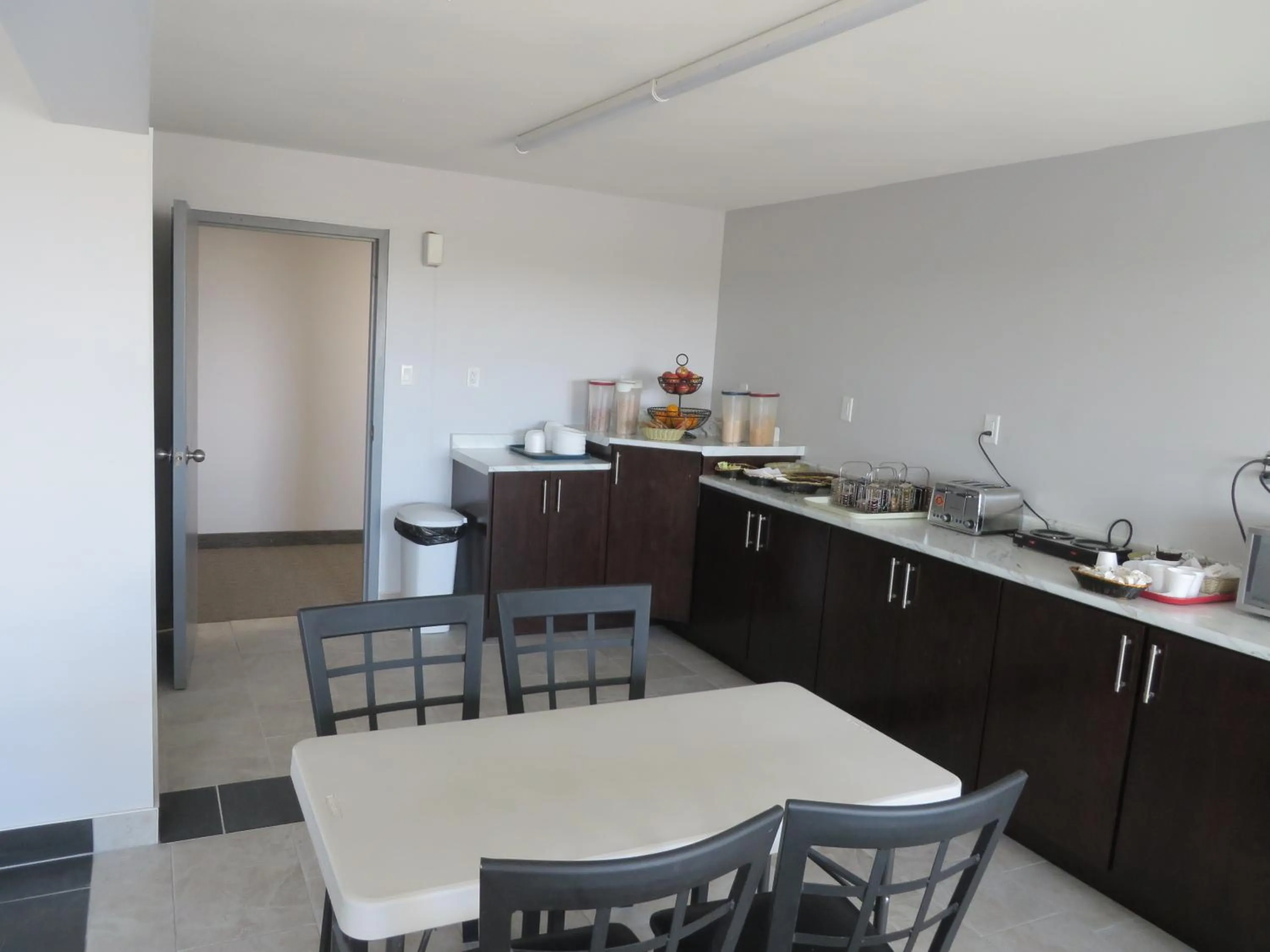 Kitchen/Kitchenette in Travelodge by Wyndham Rosetown