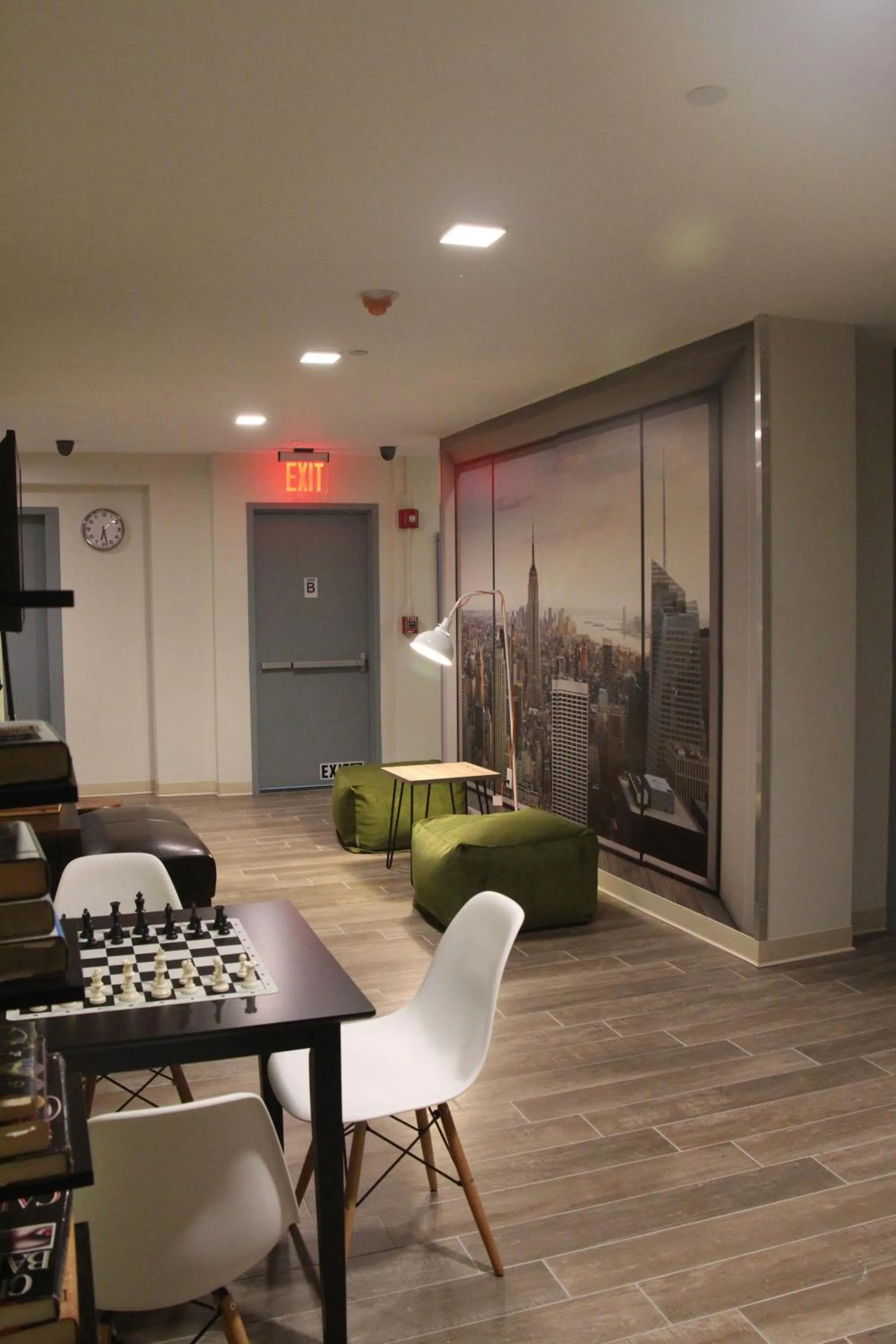 Communal lounge/ TV room in Jazz on Columbus Circle Hostel